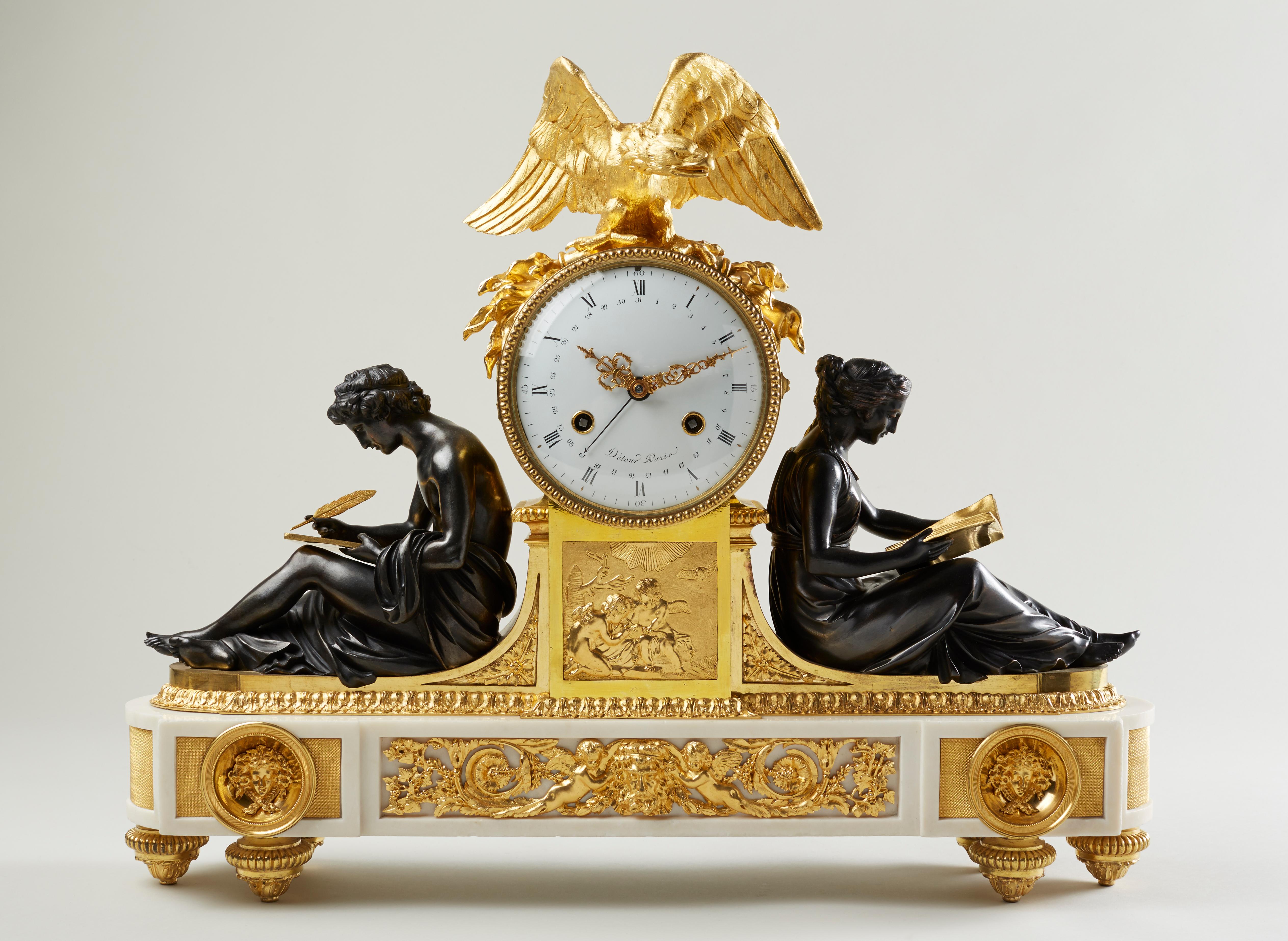 Français Rare pendule de cheminée néoclassique Louis XVI en bronze doré de la fin du XVIIIe siècle en vente