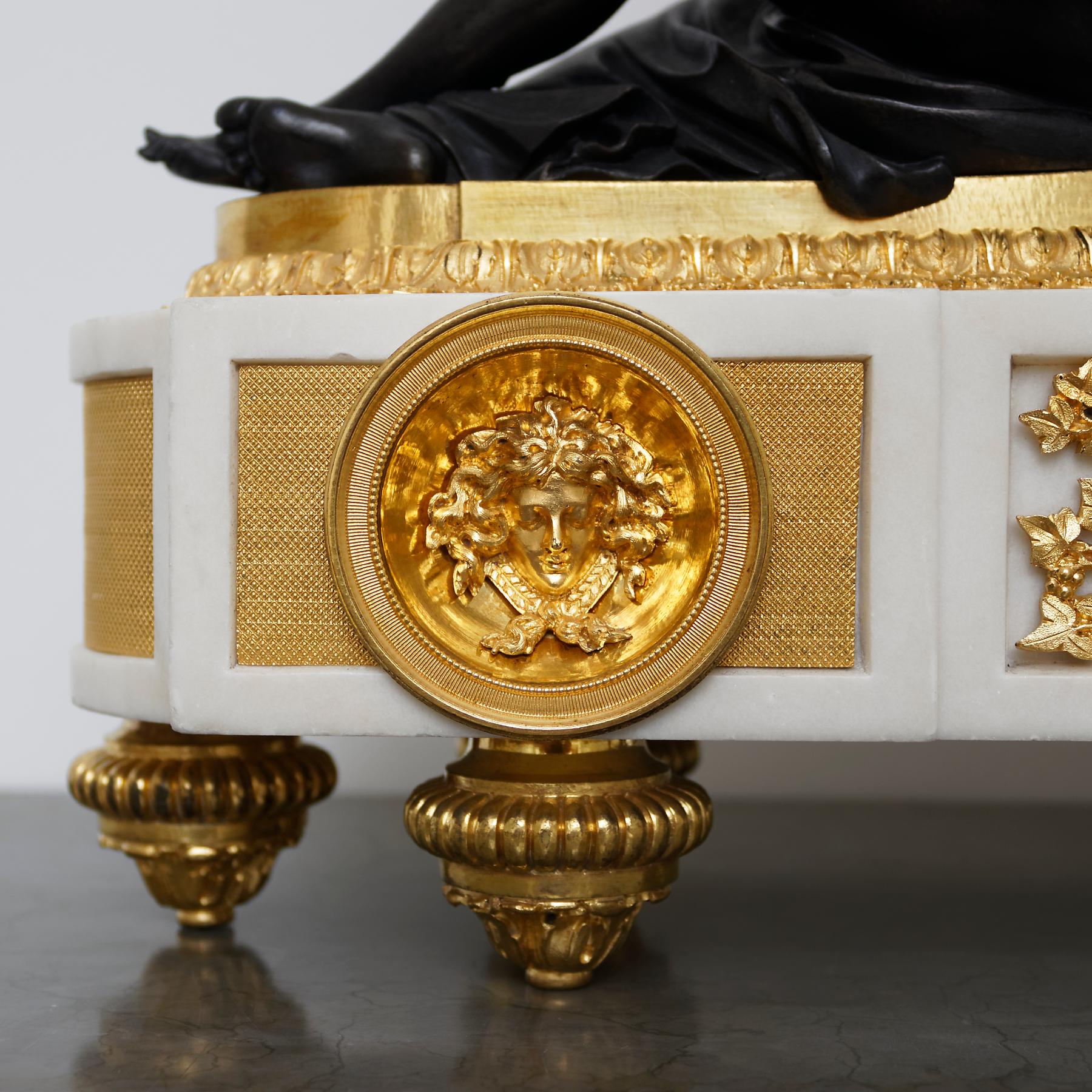 Seltene neoklassizistische Goldbronze-Kaminuhr im Louis-XVI-Stil des späten 18. Jahrhunderts (Vergoldet) im Angebot
