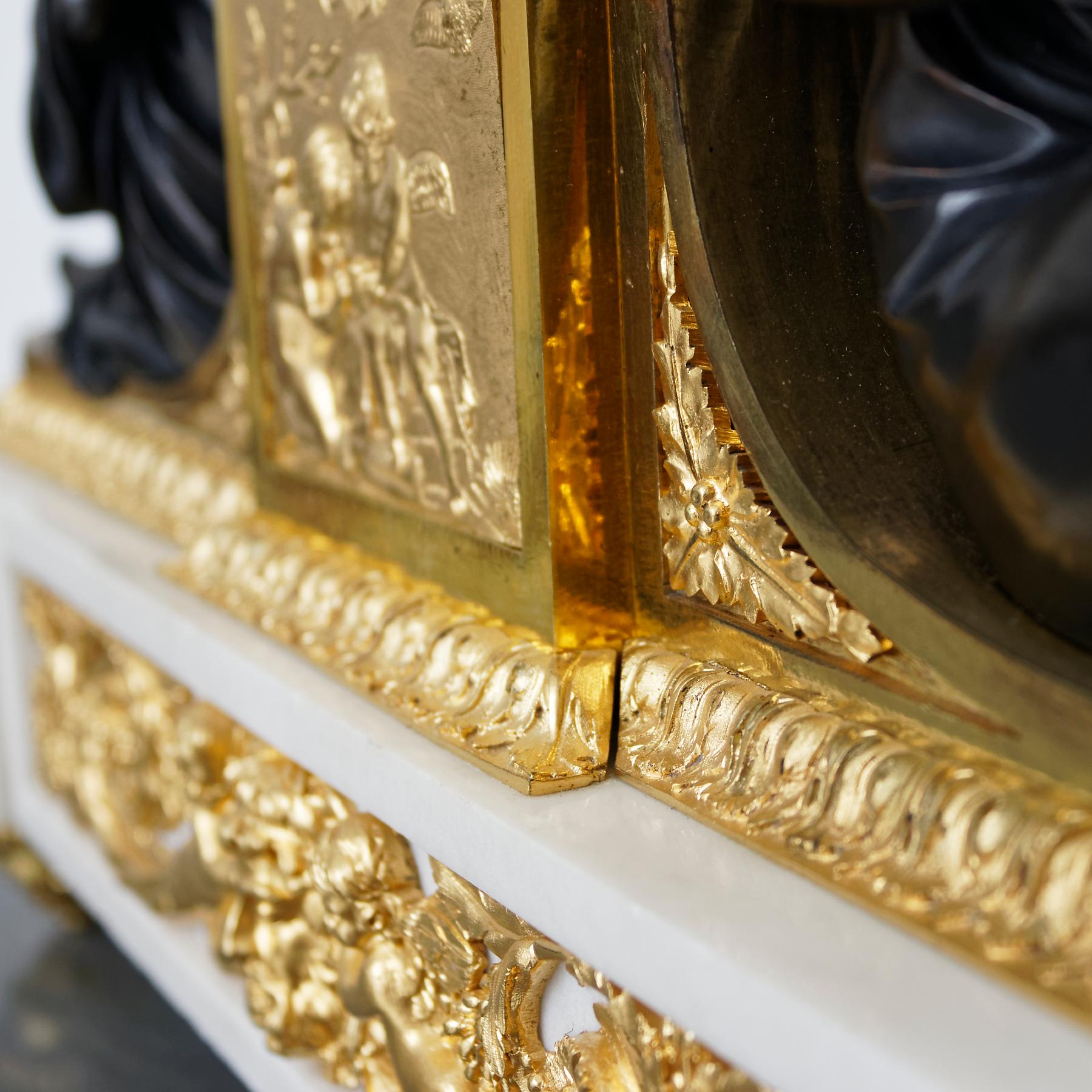 Seltene neoklassizistische Goldbronze-Kaminuhr im Louis-XVI-Stil des späten 18. Jahrhunderts im Angebot 2