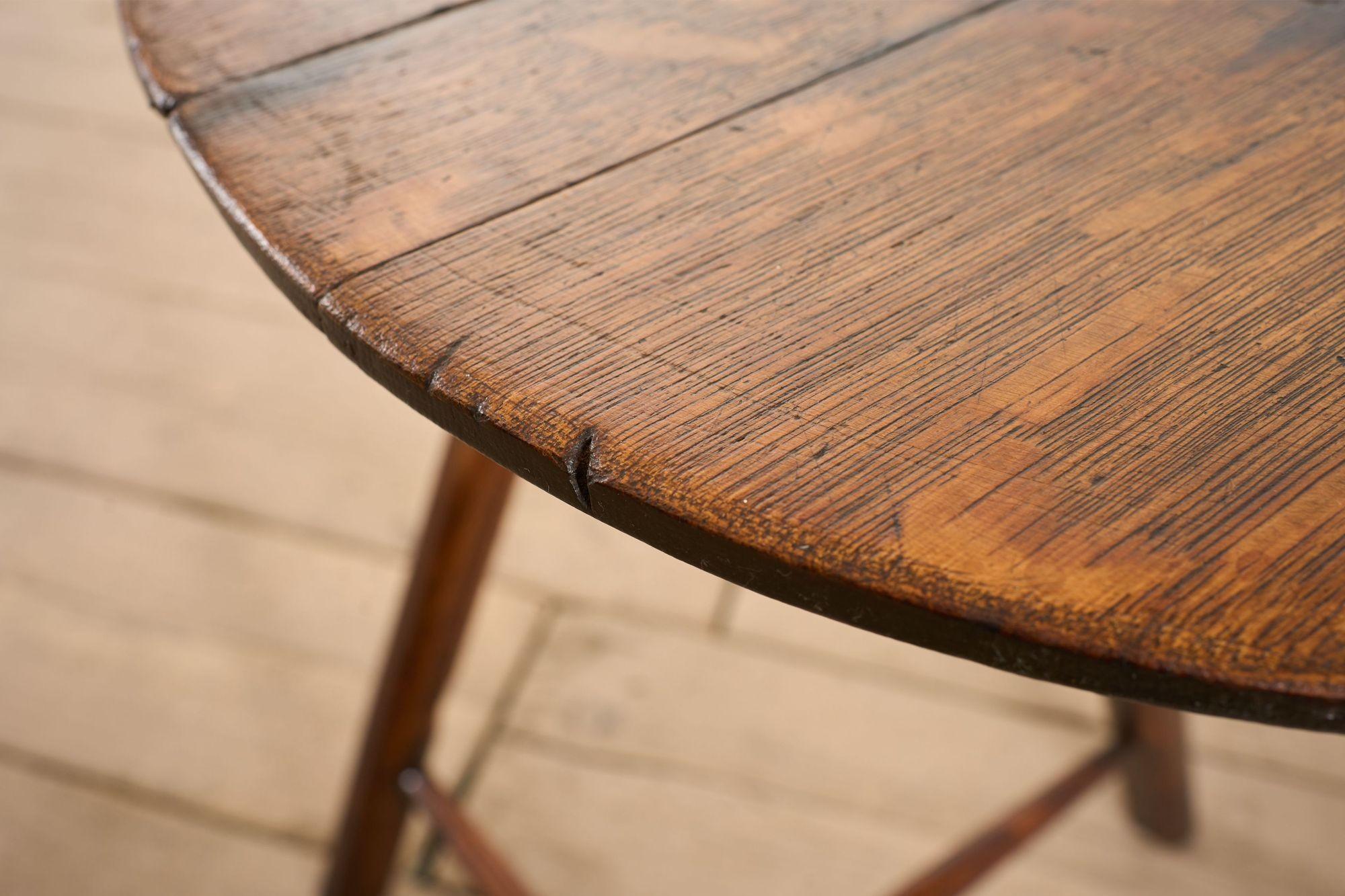 Rara mesa de cricket de olmo de finales del siglo XVIII principios del XIX en venta 8