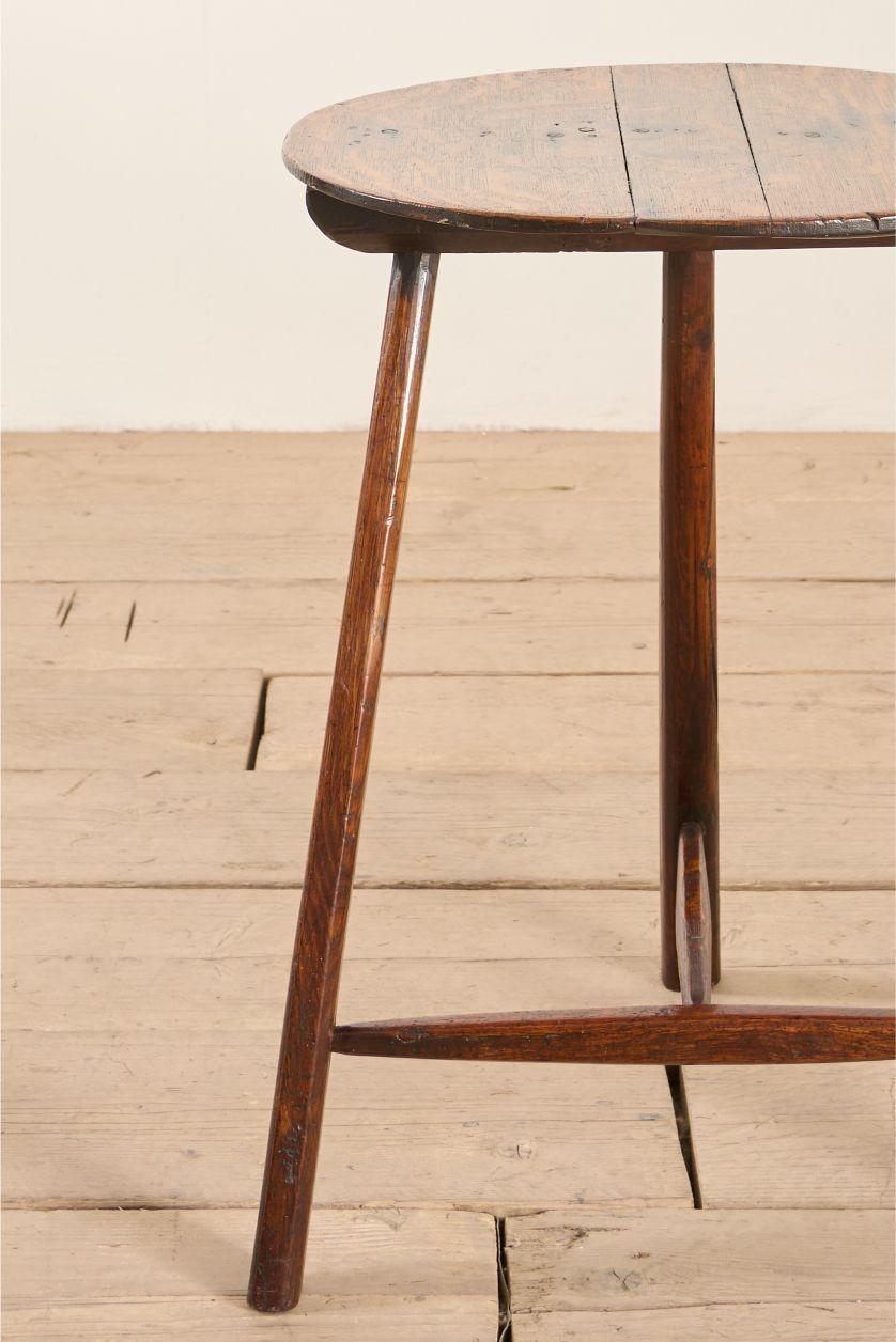 Se trata de una mesa de cricket muy bonita y folclórica de olmo y fresno del siglo XVIII. El estado es excelente, con mucho carácter y encanto. Totalmente original, su diseño rústico y su sencillez lo hacen ideal para una gran variedad de