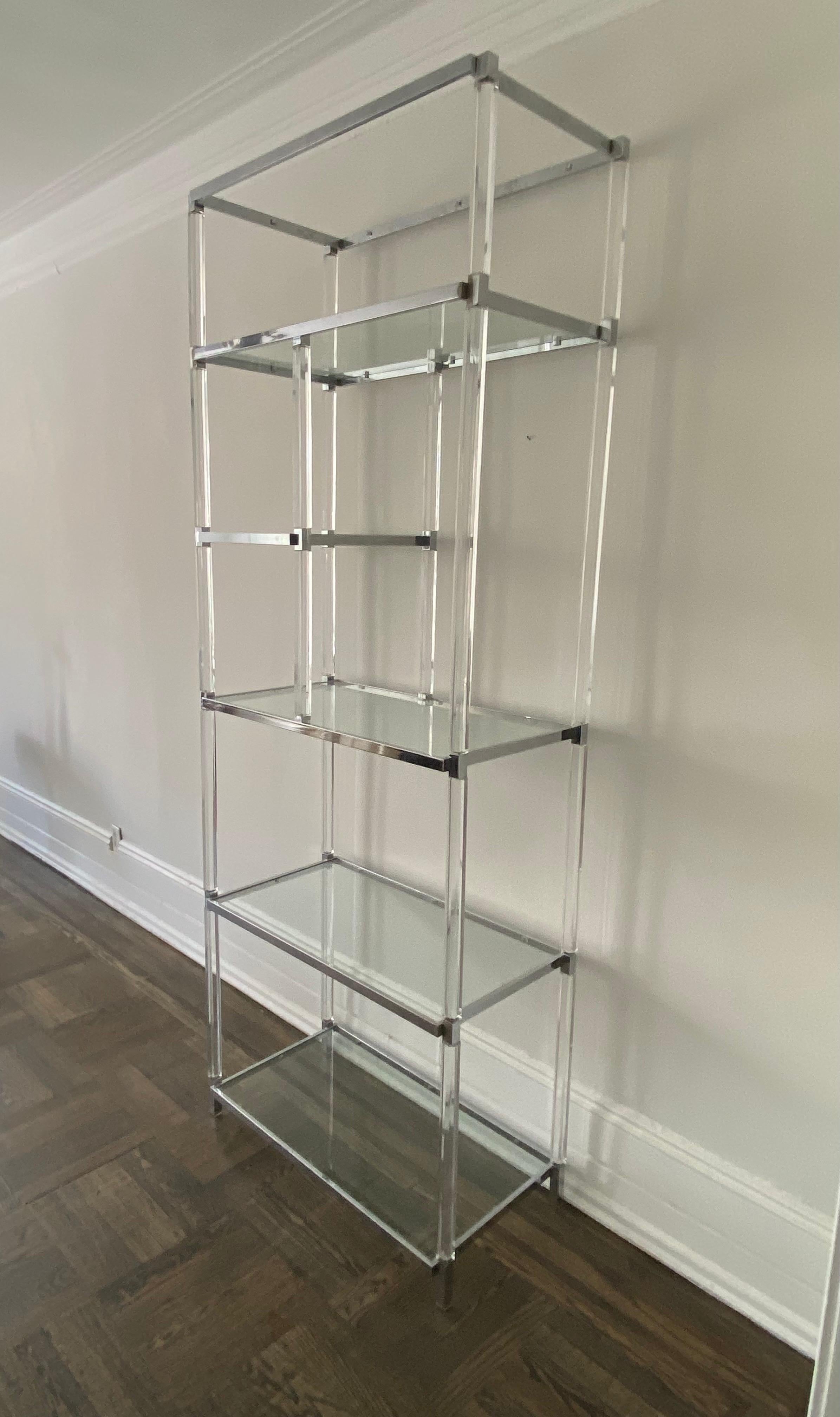 Una splendida e rara etagere in acrilico e nichel lucido della fine degli anni '60 della Metric Line di Charles Hollis Jones per Hudson Rissman. La linea metrica è stata in produzione solo per pochi anni, nella seconda metà degli anni '60 e