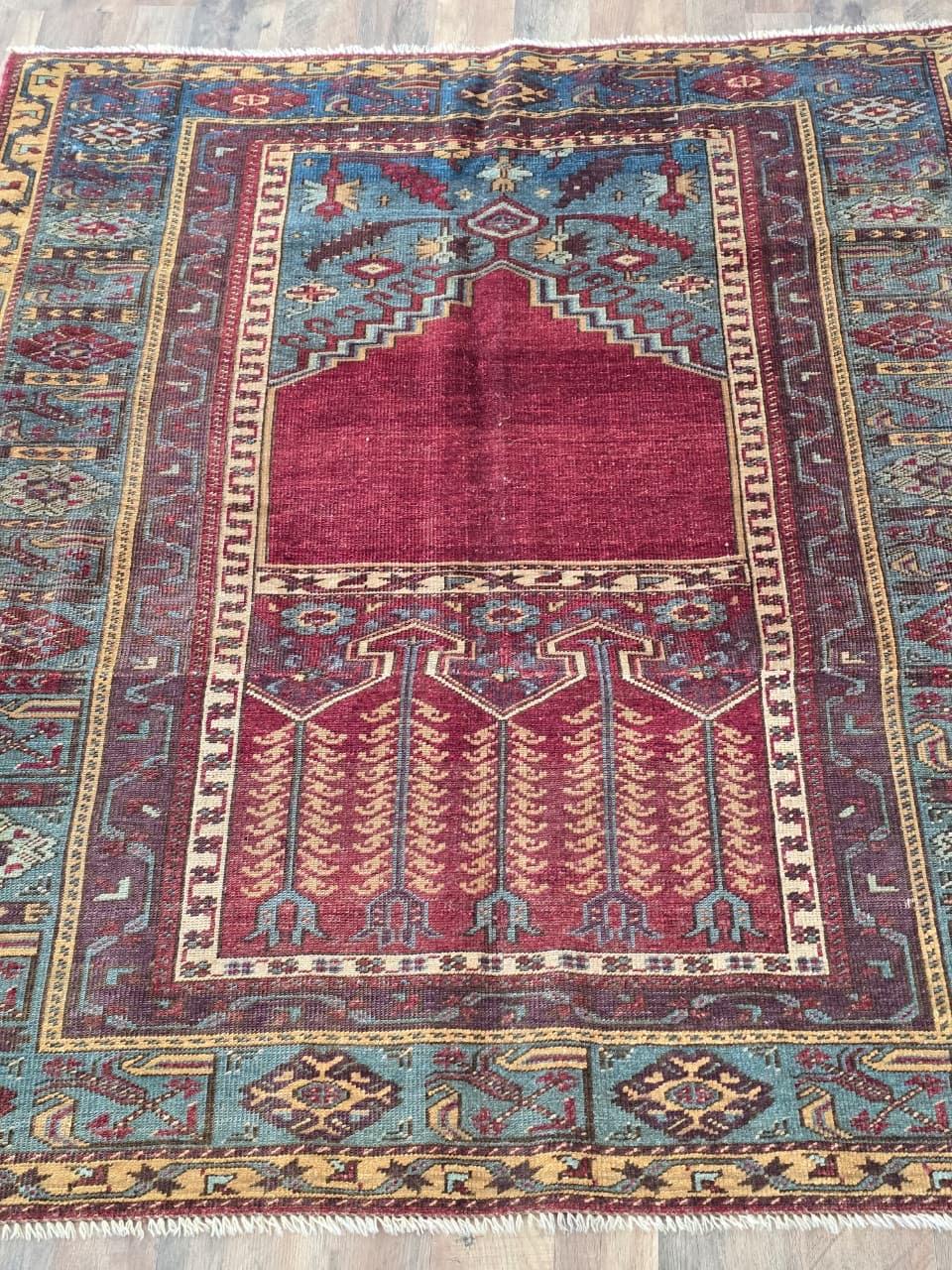 Uno splendido tappeto Mihrab turco della fine del XIX secolo, tessuto intorno agli anni 1870-1880, che misura circa 59 pollici per 51 pollici (4 ft 11 in x 4 ft 3 in). Questo pezzo eccezionale e altamente collezionabile presenta l'iconico disegno