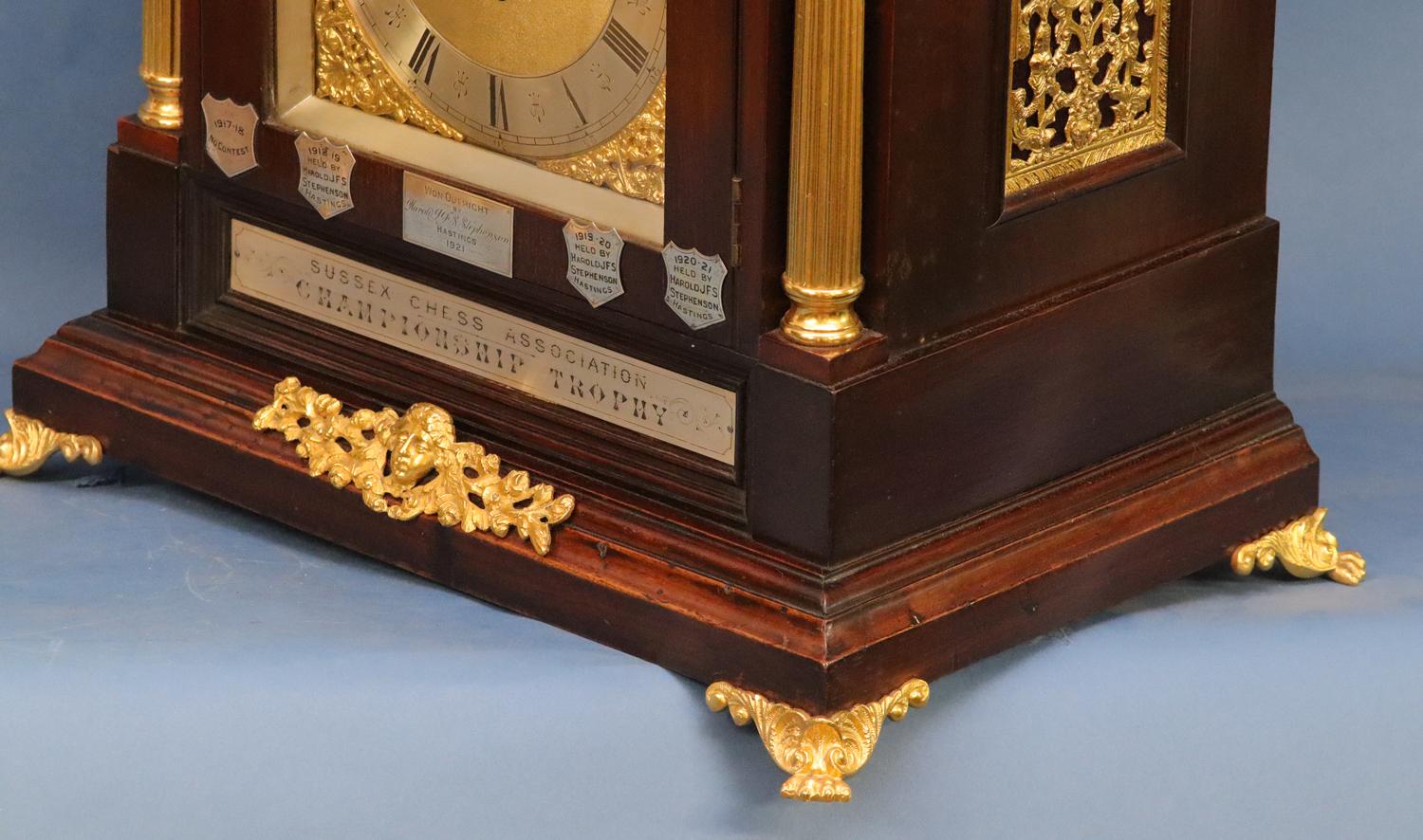 Seltene englische Schach-Trophäen-Uhr aus dem späten 19. Jahrhundert. (Vergoldet) im Angebot