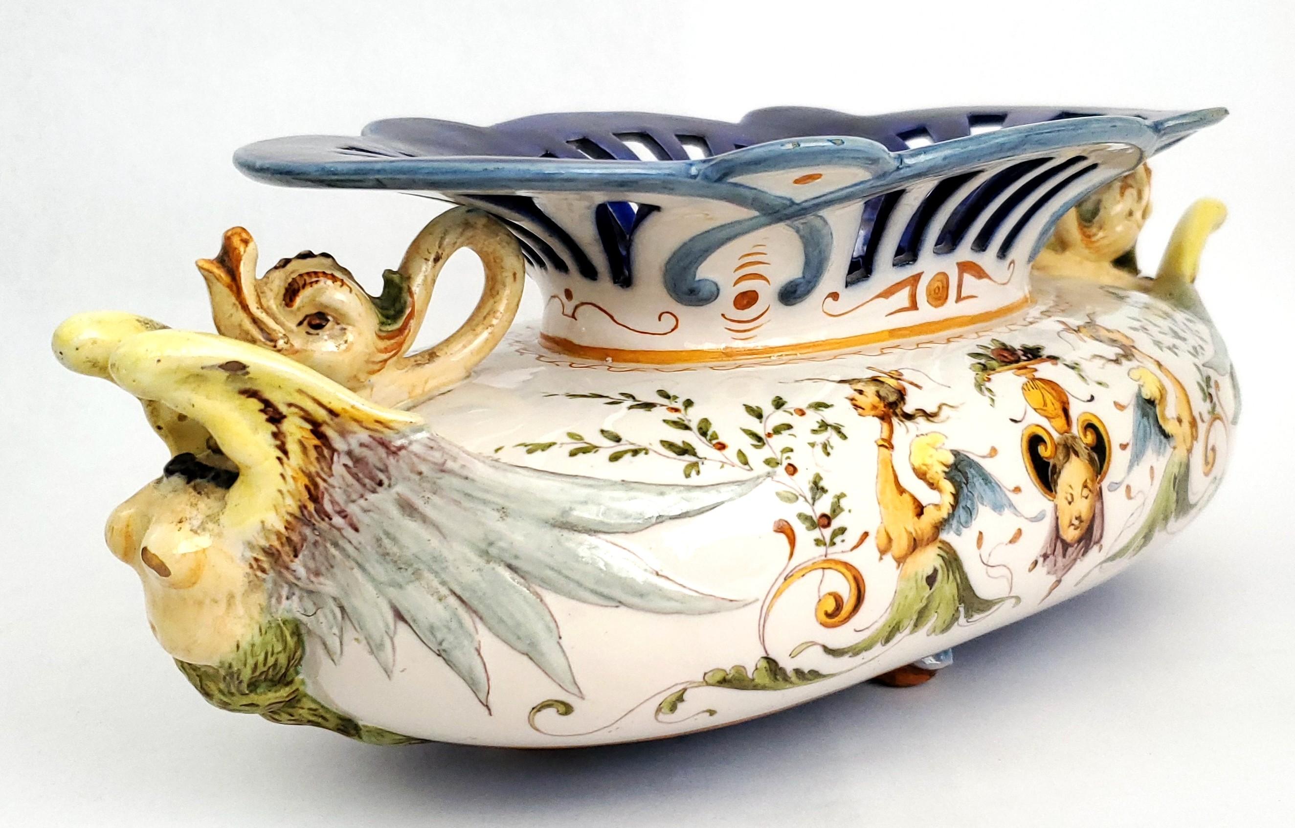 Destacada compota de centro de mesa de porcelana Richard Ginori, hacia el siglo XIX. Esta rara y caprichosa compota antigua está pintada a mano con un motivo 