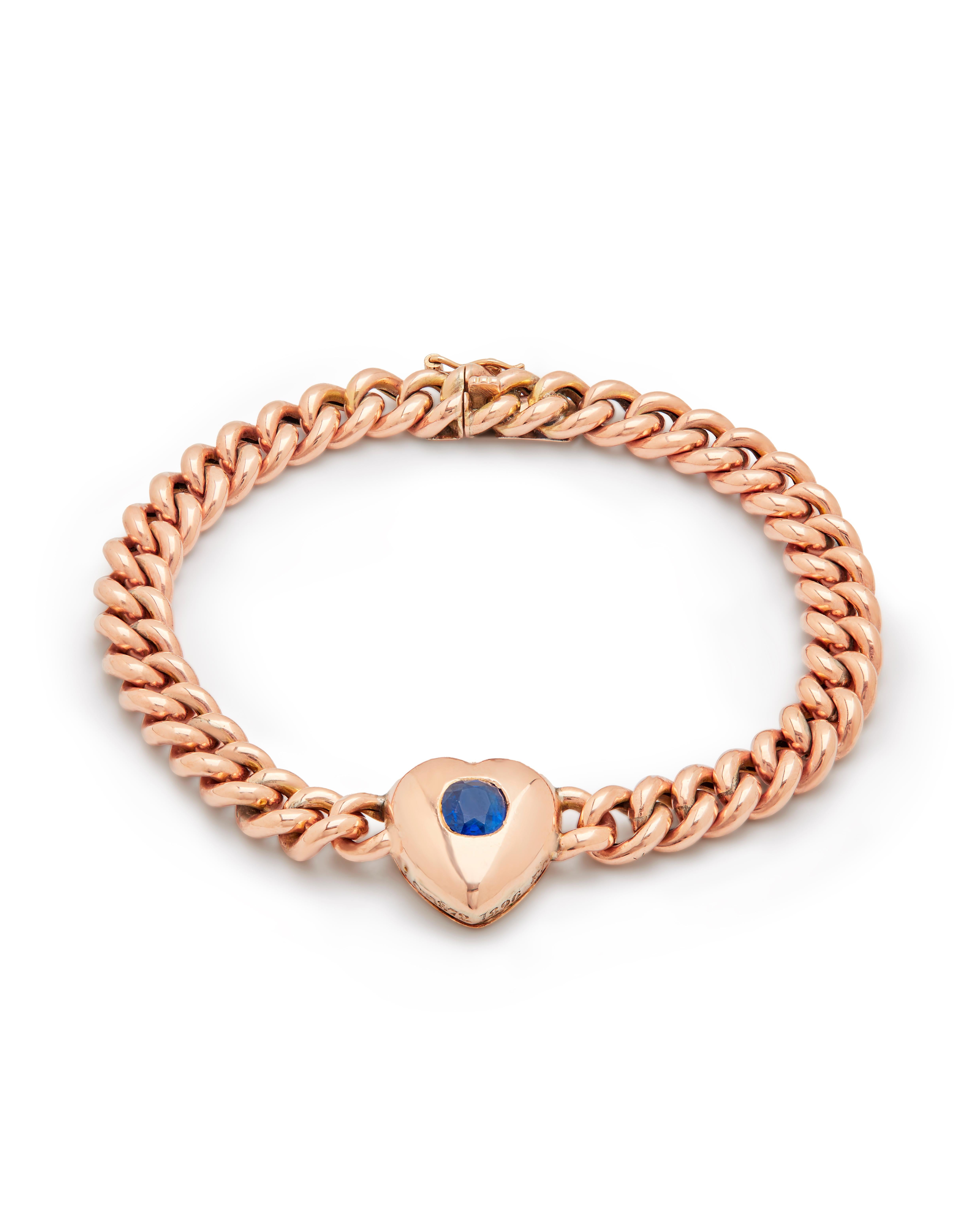 Raro brazalete de oro engastado con zafiros de finales del siglo XIX.

El reverso lleva grabada una dedicatoria contemporánea fechada en 1872 y 1896, con las iniciales MC-C-GC-AC bajo una corona vizcondal, 18,5 cm de longitud. 

Completo con cierre