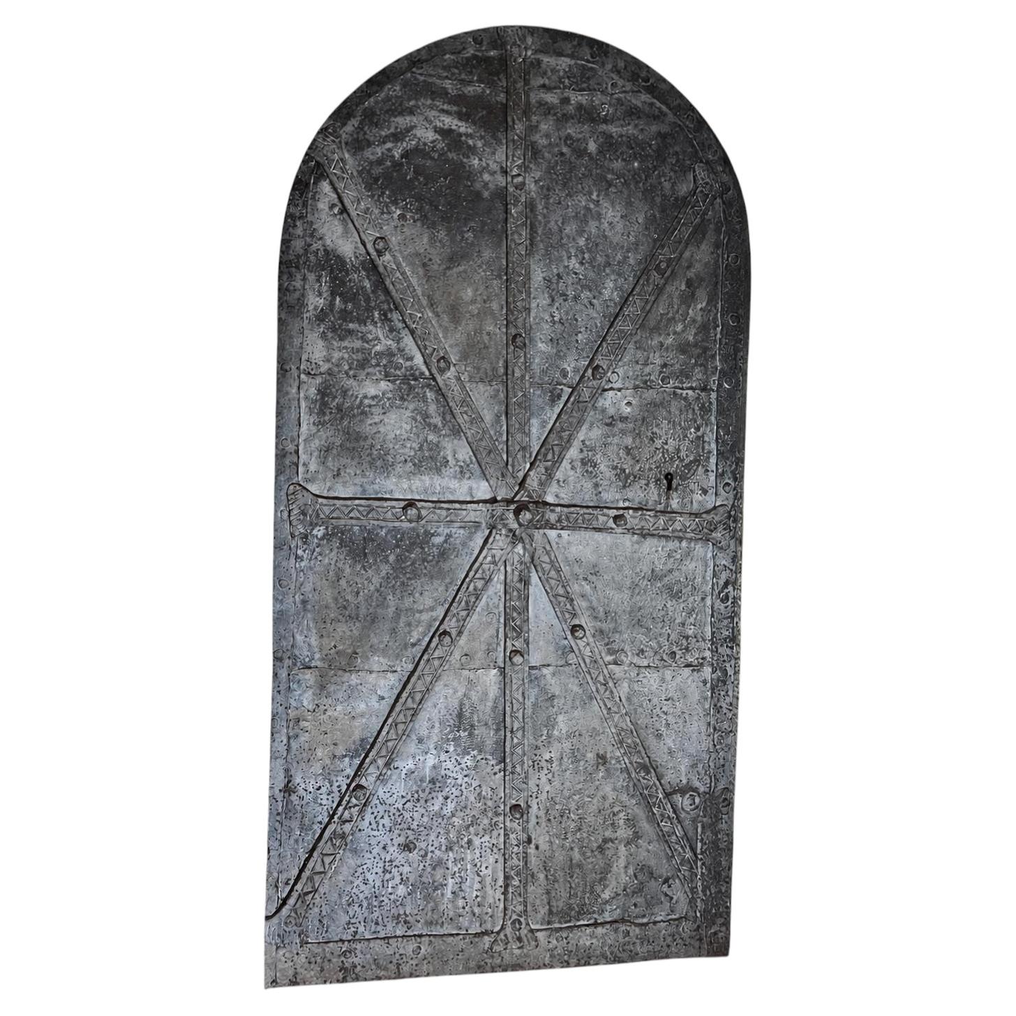 Rara porta da castello in ferro forgiato a mano in stile tardo gotico, Francia, XV-XVI secolo