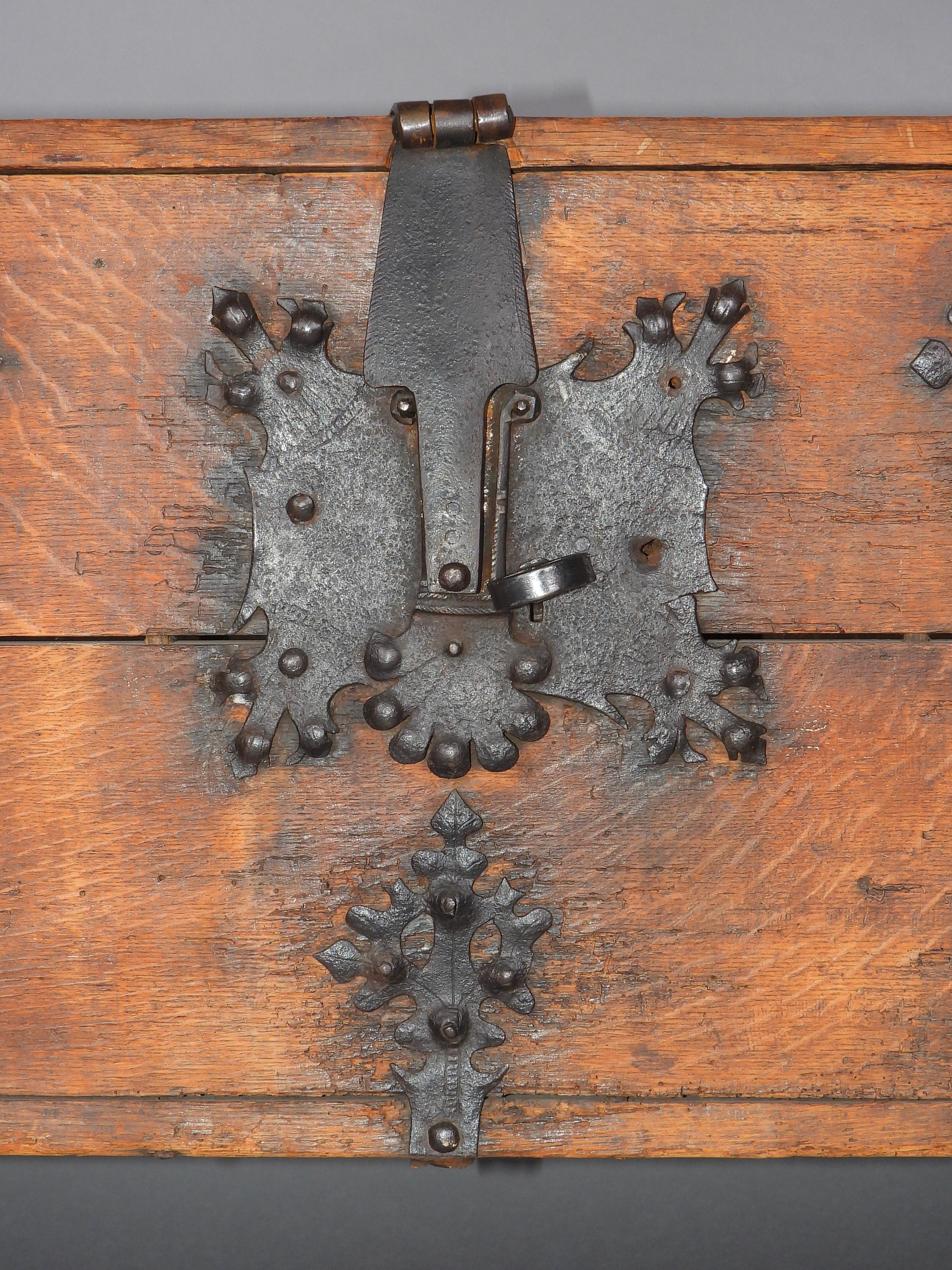 Rare coffre en fer forgé en chêne allemand de la fin du Moyen-Âge et du 16e siècle Bon état - En vente à grand Lancy, CH