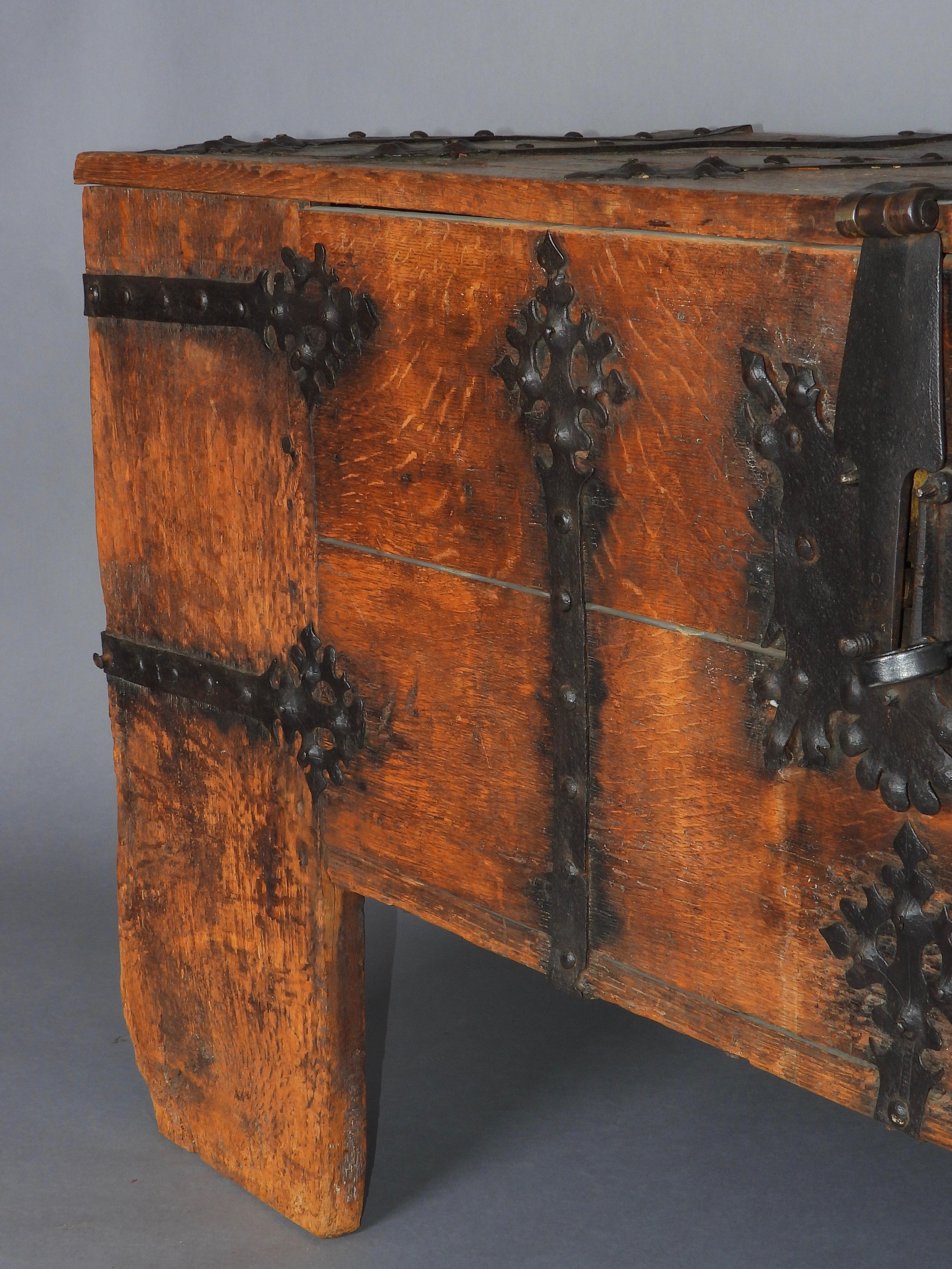 Fer Rare coffre en fer forgé en chêne allemand de la fin du Moyen-Âge et du 16e siècle en vente