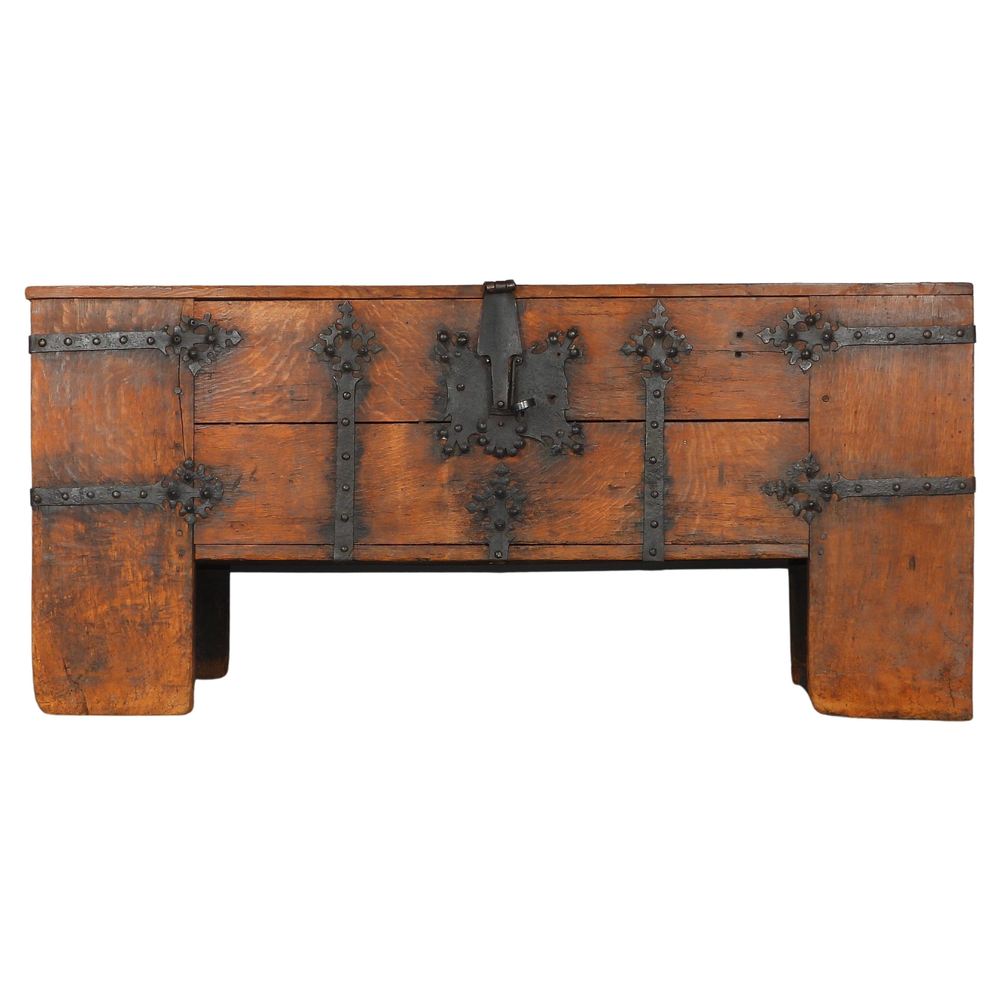 Rare coffre en fer forgé en chêne allemand de la fin du Moyen-Âge et du 16e siècle en vente