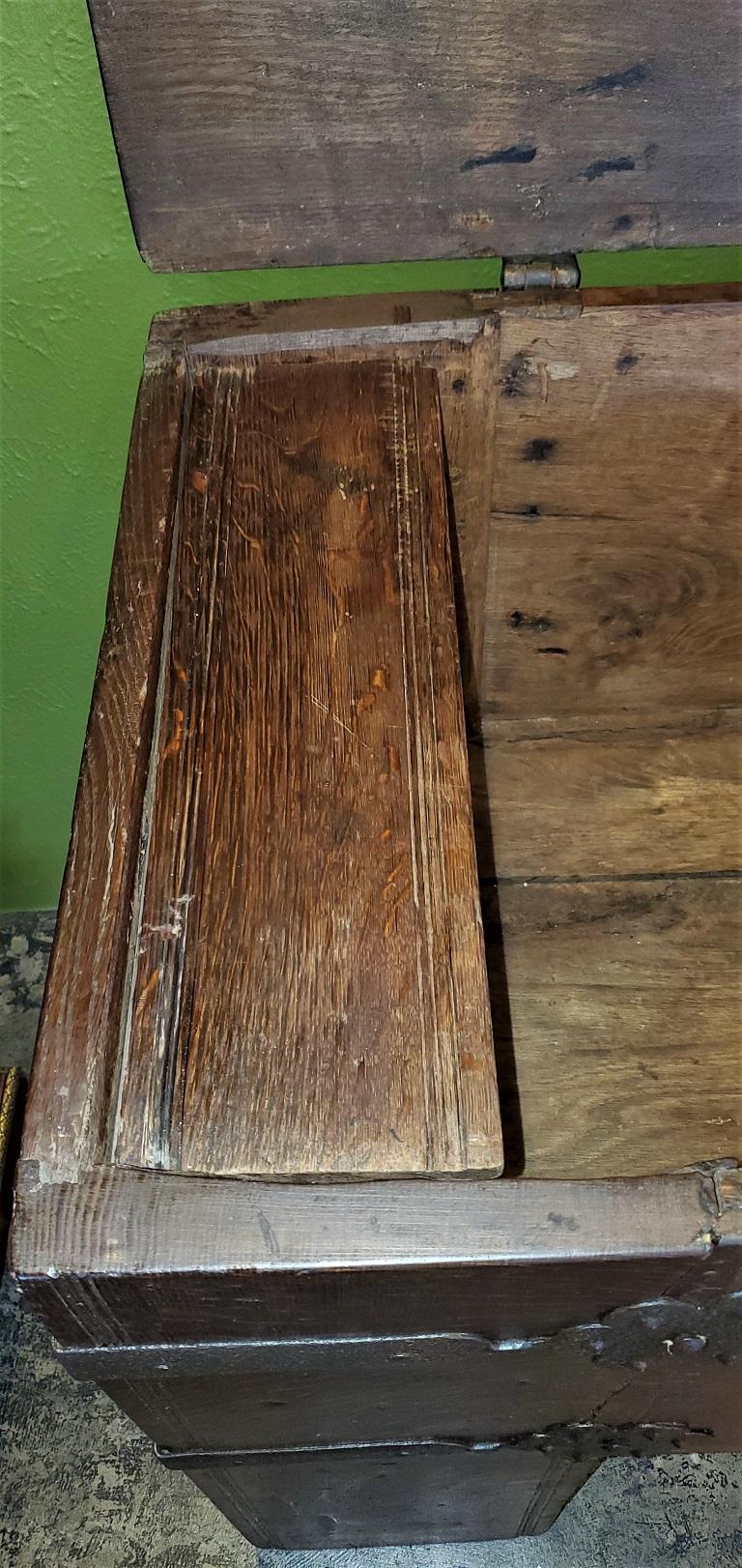 Seltene ( Spätmittelalterliche) deutsche schmiedeeiserne Eichenholztruhe oder Stollentruhe aus dem 16. Jahrhundert im Angebot 3