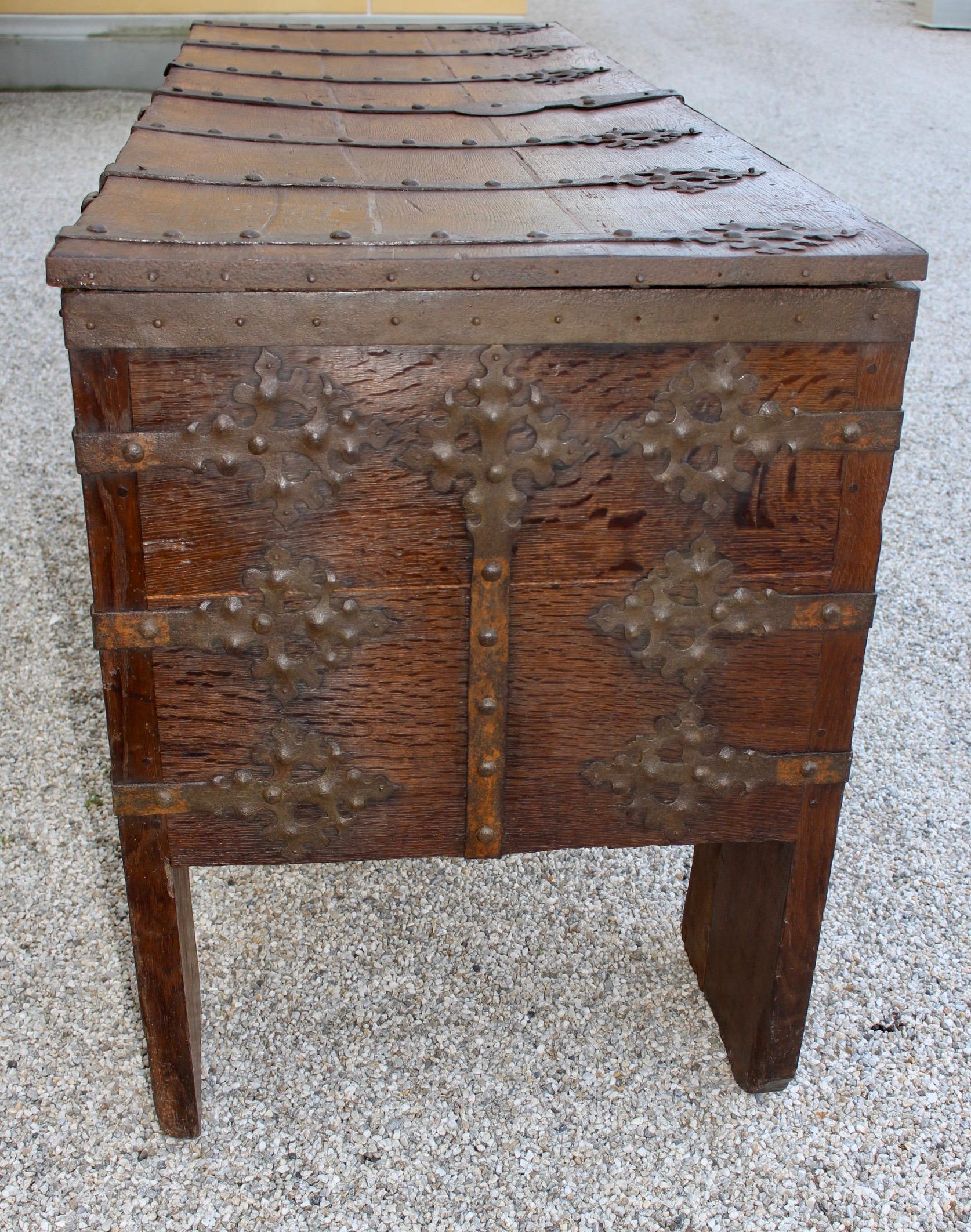 Rare Late Medieval 16th Century German Wrought Iron Oak Chest or Stollentruhe In Good Condition For Sale In Worpswede / Bremen, DE