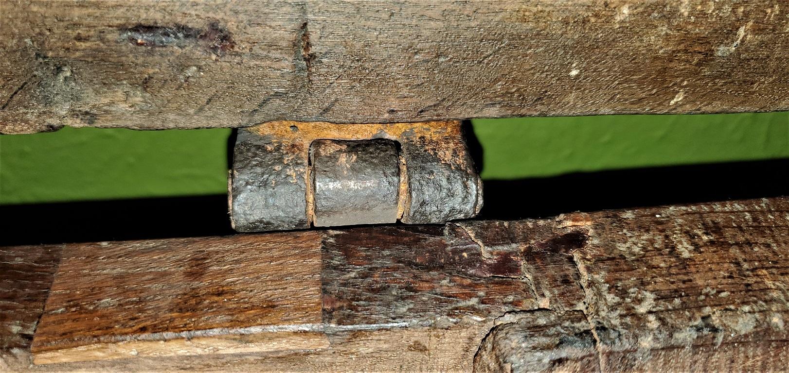 Seltene deutsche schmiedeeiserne Eichenholztruhe oder Stollenruhe aus dem späten Mittelalter, 16. Jahrhundert (Schmiedeeisen) im Angebot