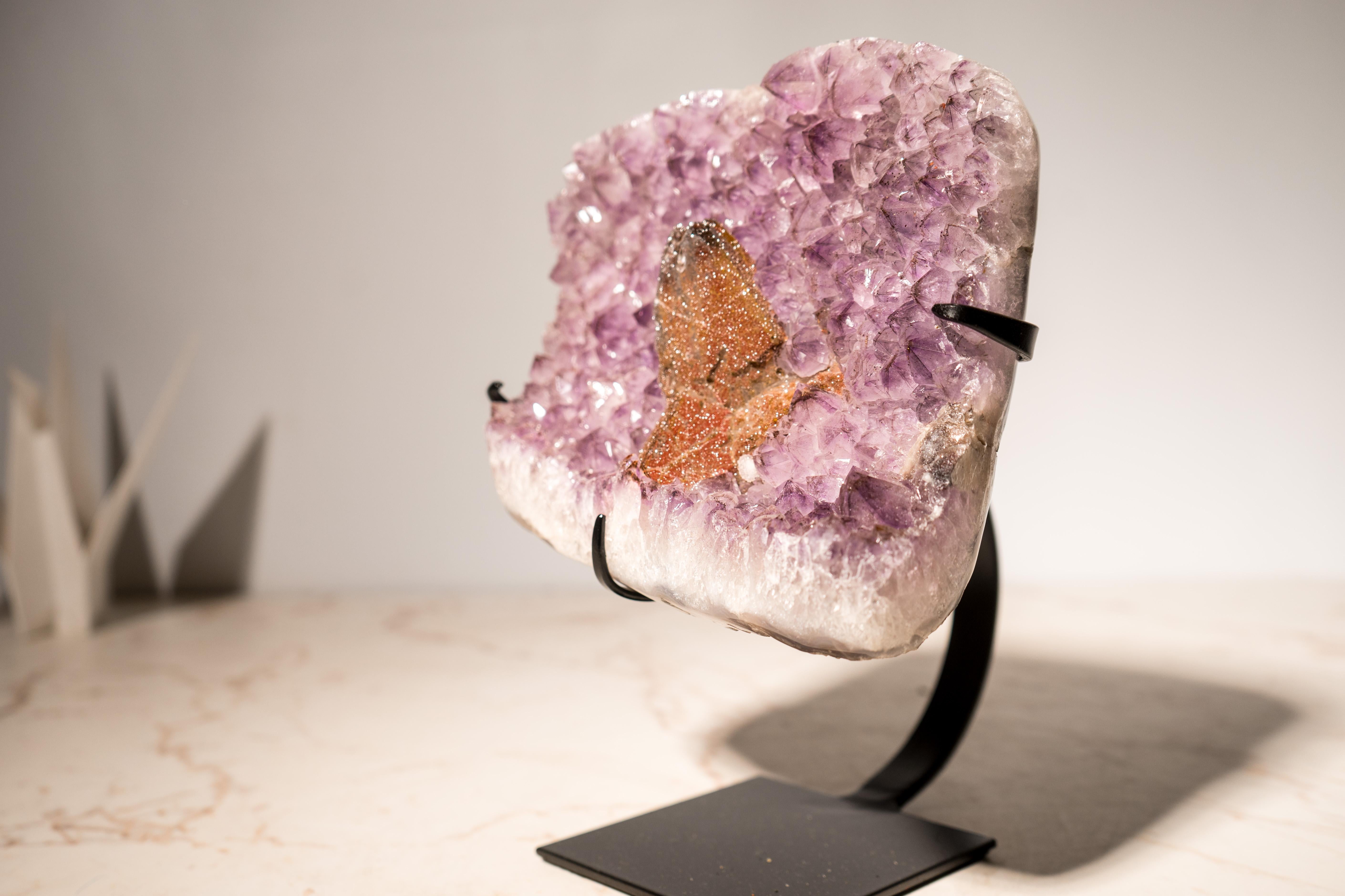 Brésilien Rare grappe d'améthyste lavande avec  Calcite rouge en vente
