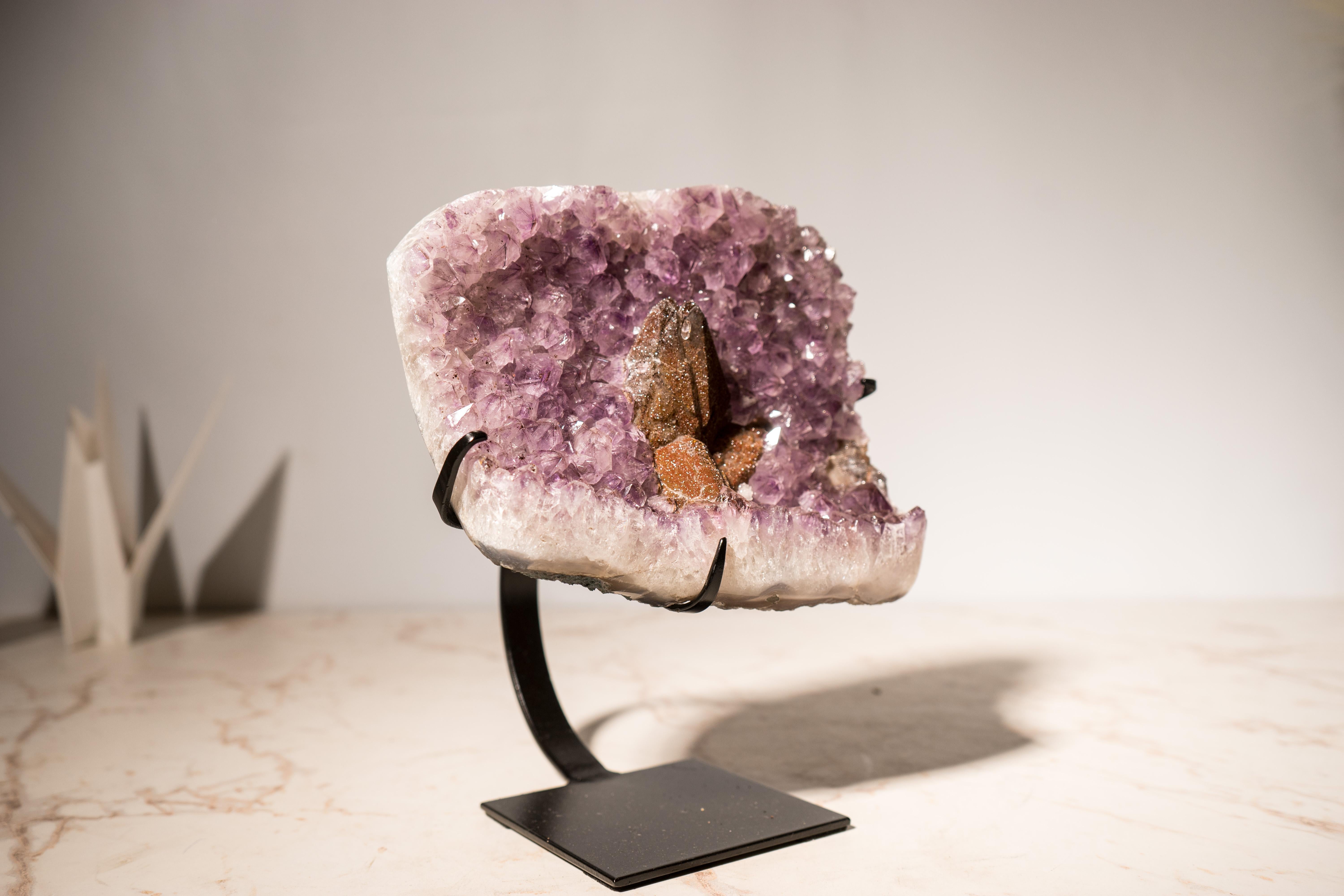 Rare grappe d'améthyste lavande avec  Calcite rouge Neuf - En vente à Ametista Do Sul, BR
