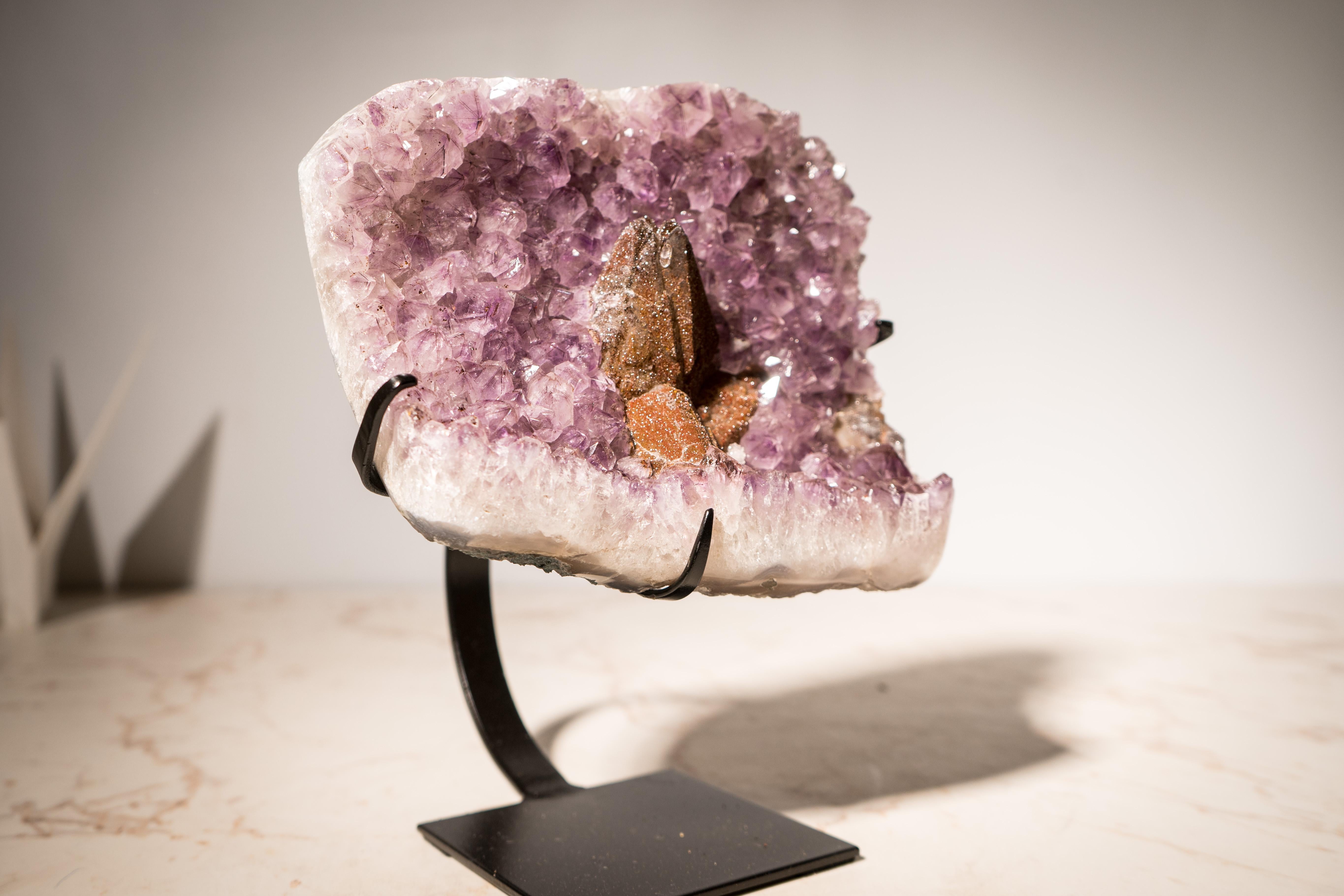 XXIe siècle et contemporain Rare grappe d'améthyste lavande avec  Calcite rouge en vente