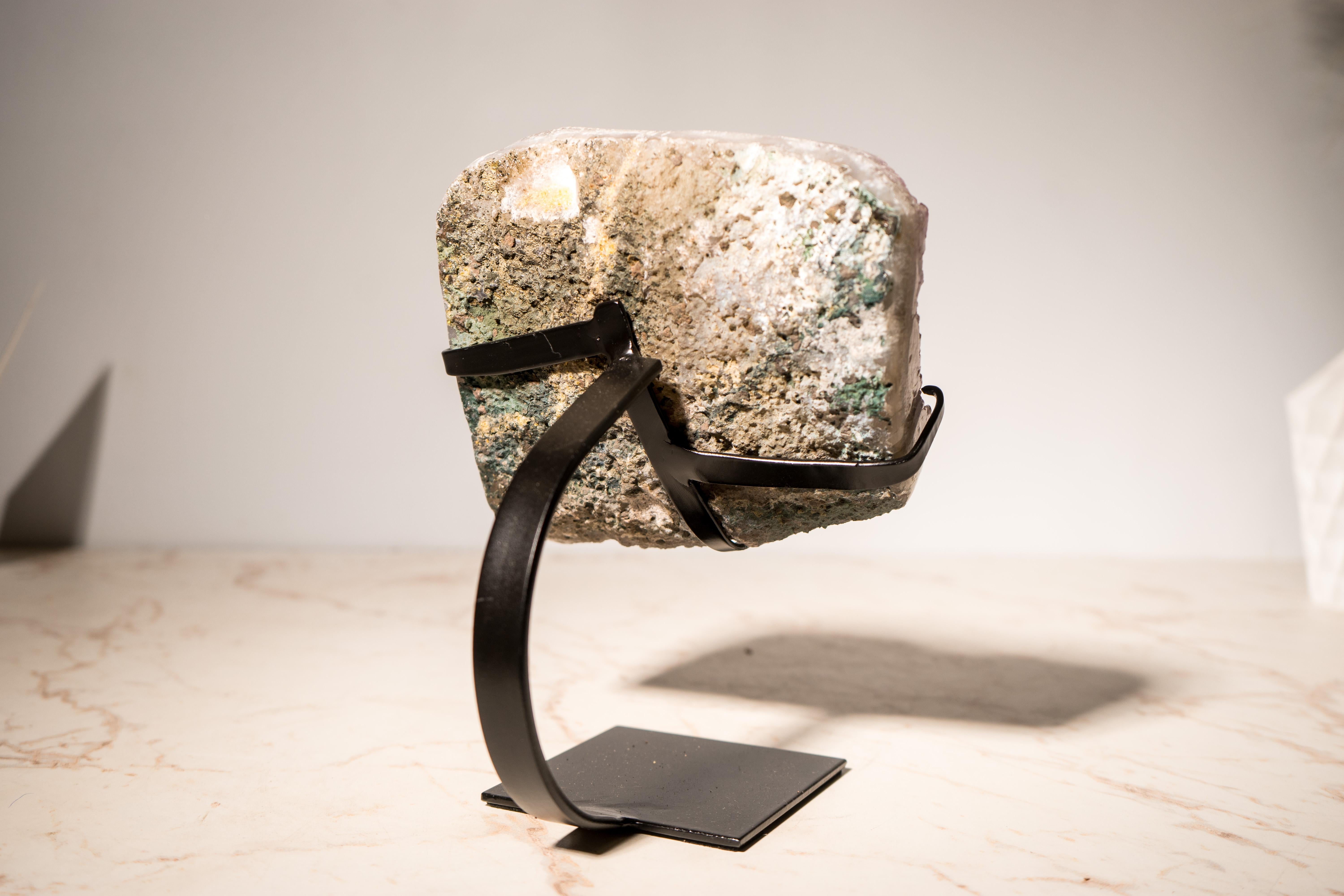 Cristal Rare grappe d'améthyste lavande avec  Calcite rouge en vente