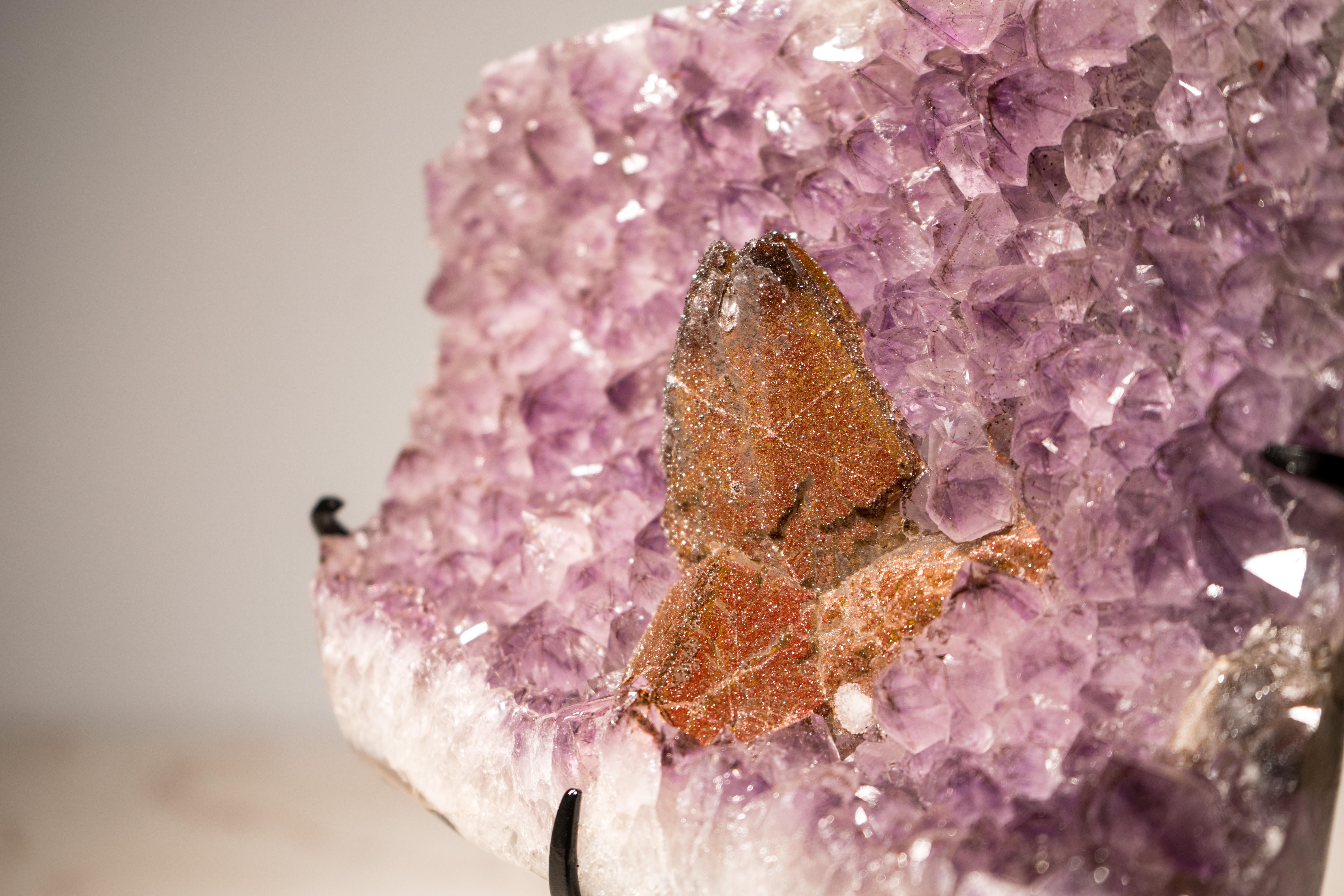 Rare grappe d'améthyste lavande avec  Calcite rouge en vente 1