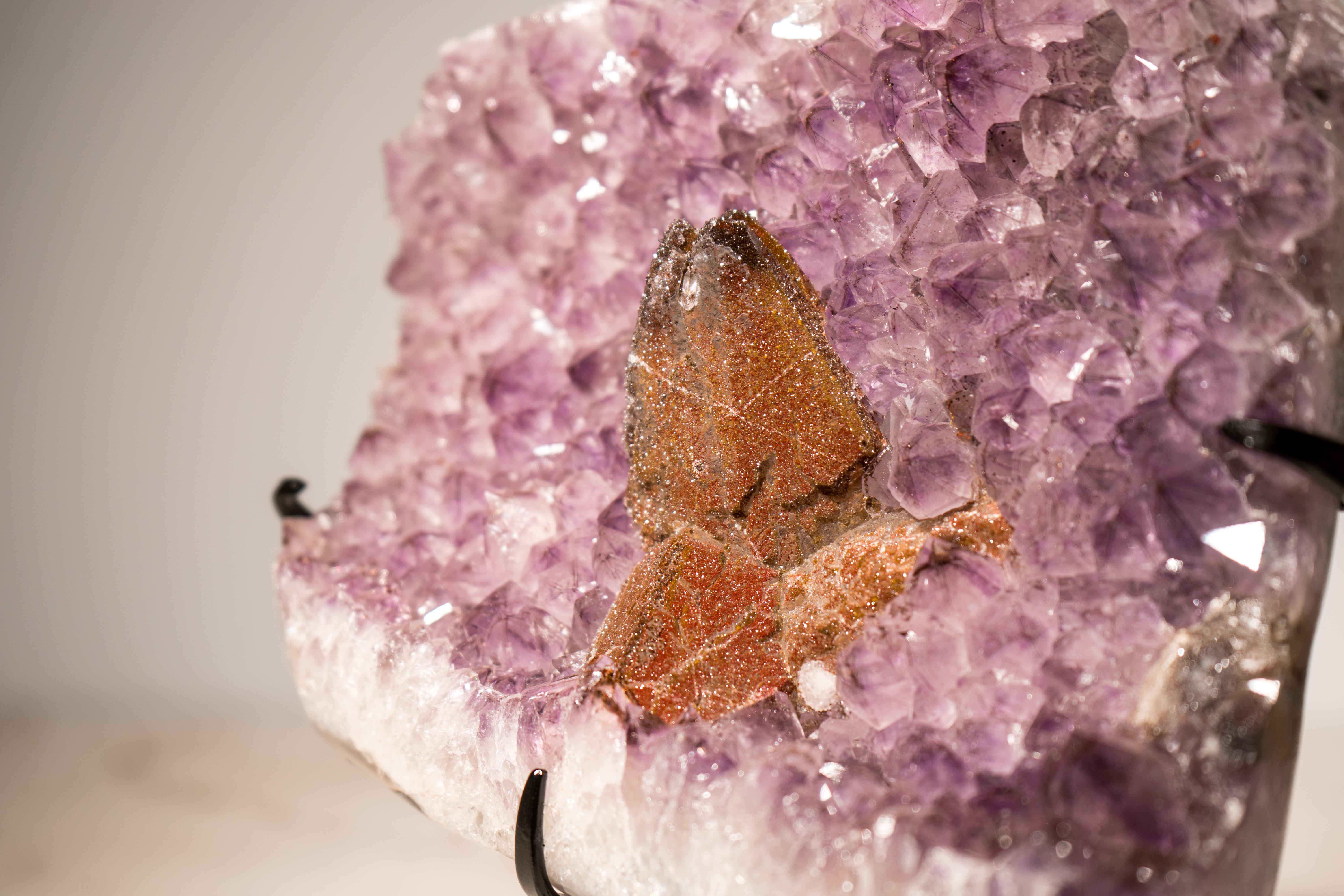Rare grappe d'améthyste lavande avec  Calcite rouge en vente 2