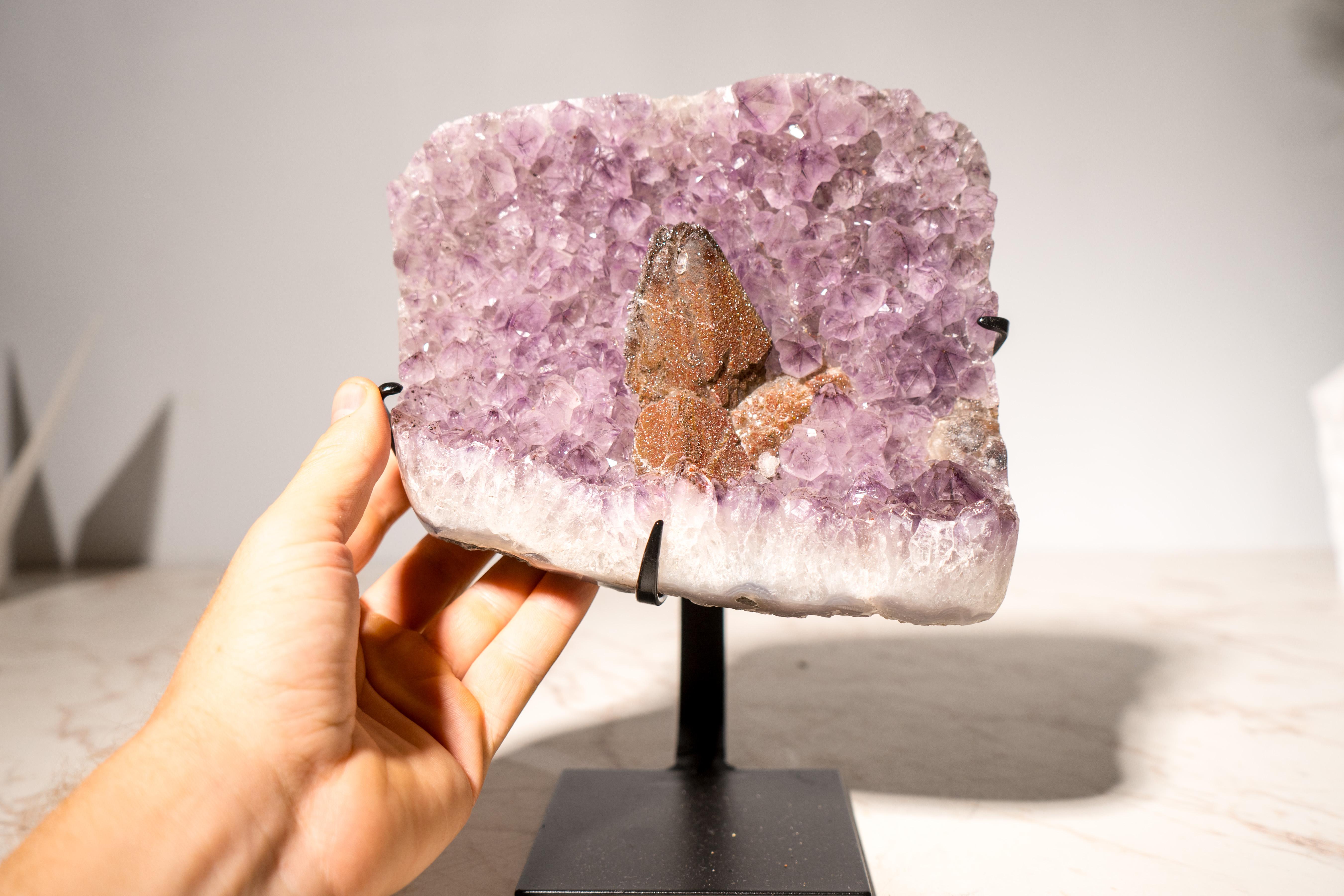 Rare grappe d'améthyste lavande avec  Calcite rouge en vente 3
