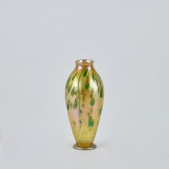 Raro L.C. Jarrón Tiffany de vidrio favrile con decoración floral, hacia 1900