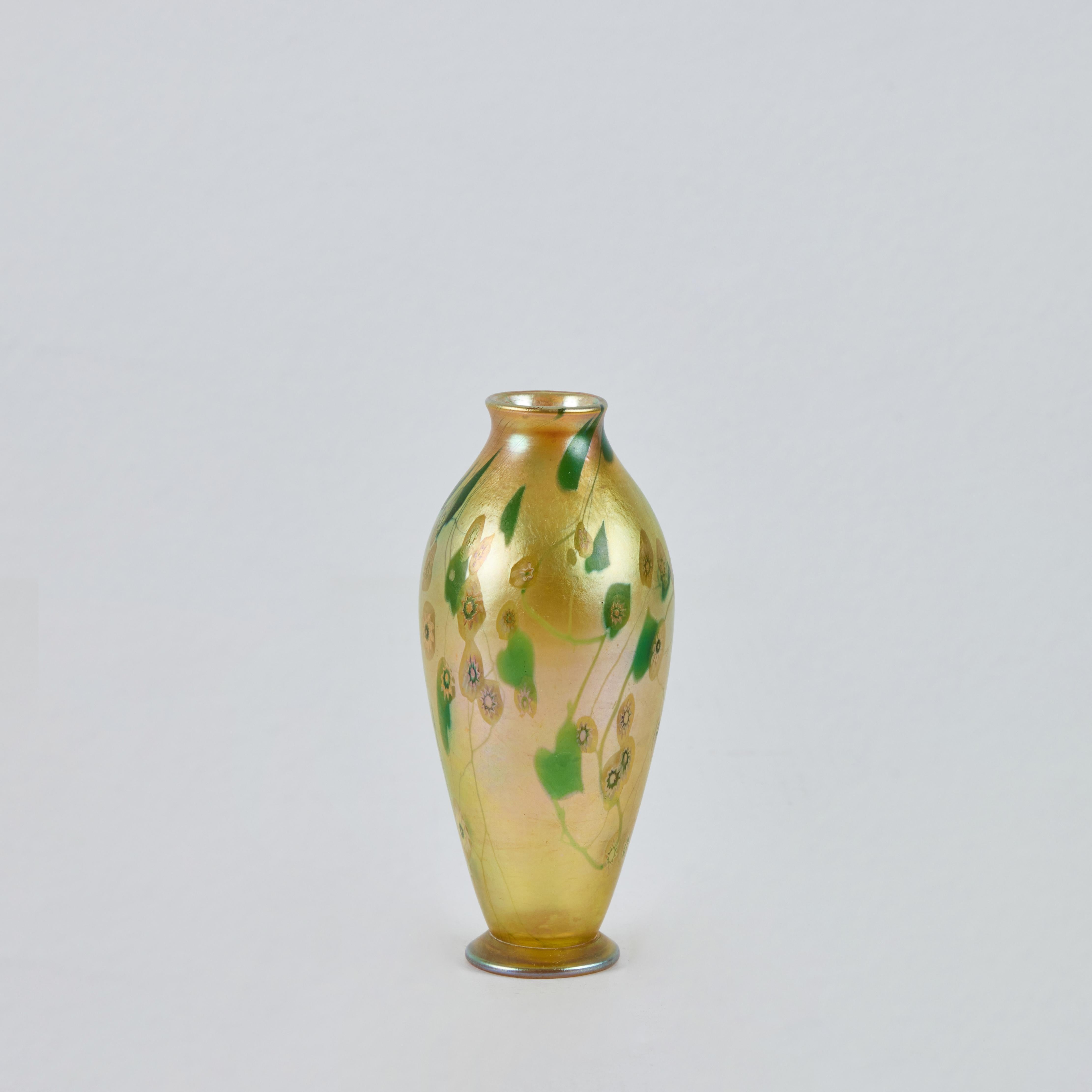 Americano Raro A.L.C. Vaso in vetro Tiffany Favrile con decorazione floreale, circa 1900 in vendita