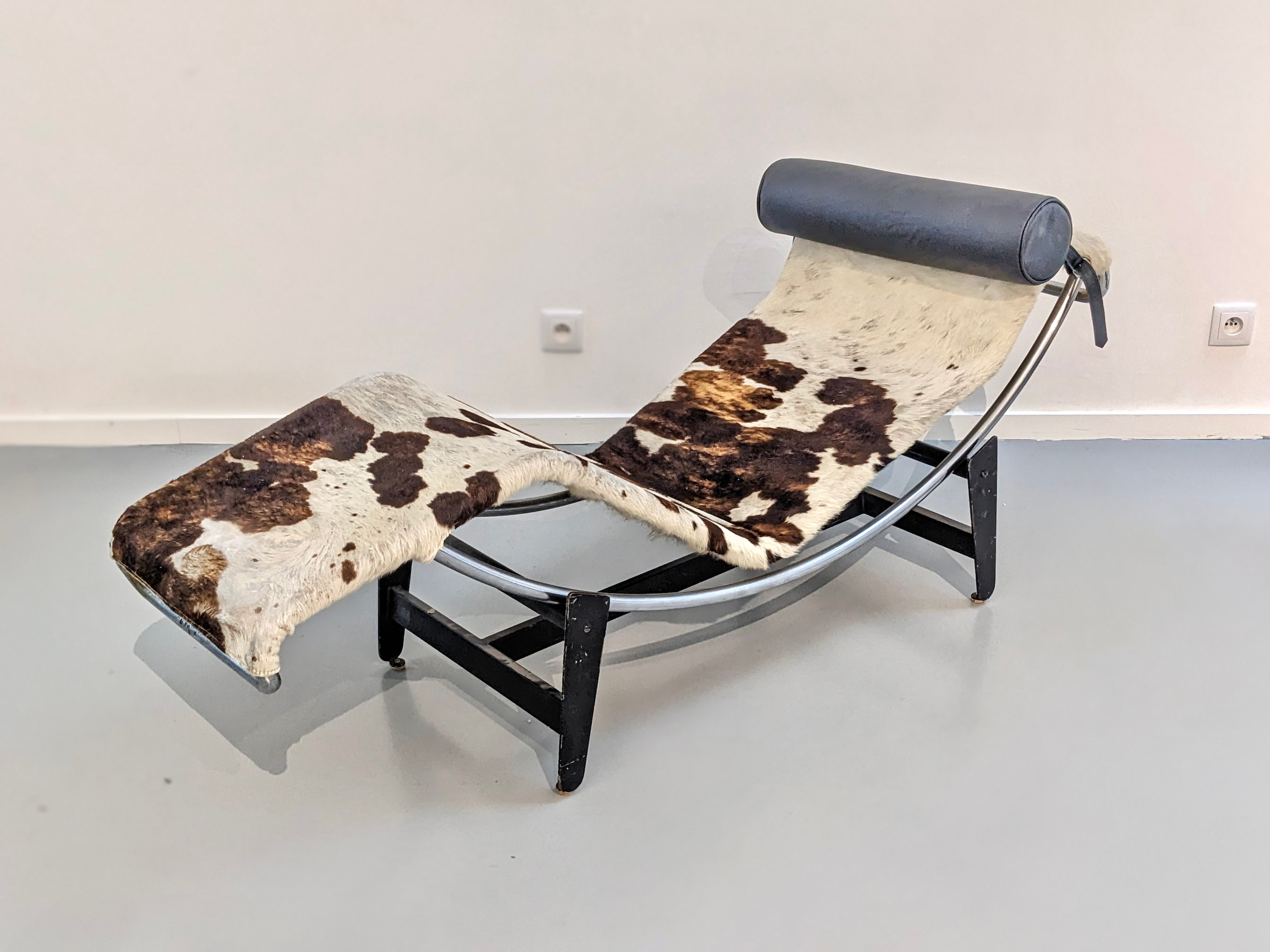 Rare LC4 chaise longue by Le Corbusier and Perriand, Whonbedarf edition For Sale