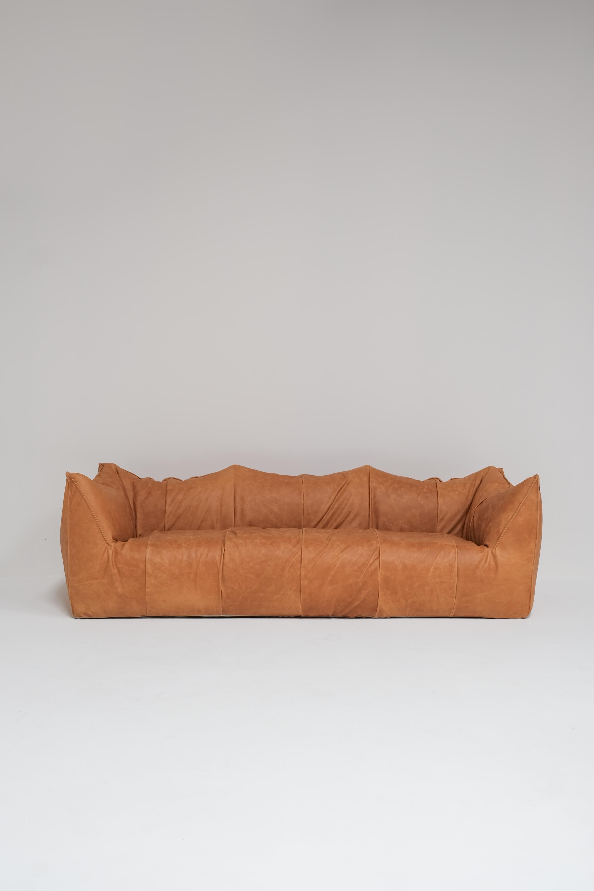 This unique and rare Le Bambole 3-seater sofa, designed by the esteemed Mario Bellini and produced by B&B Italia, is a true collector's item.

Recently reupholstered in premium cognac leather, this piece combines timeless design with exceptional