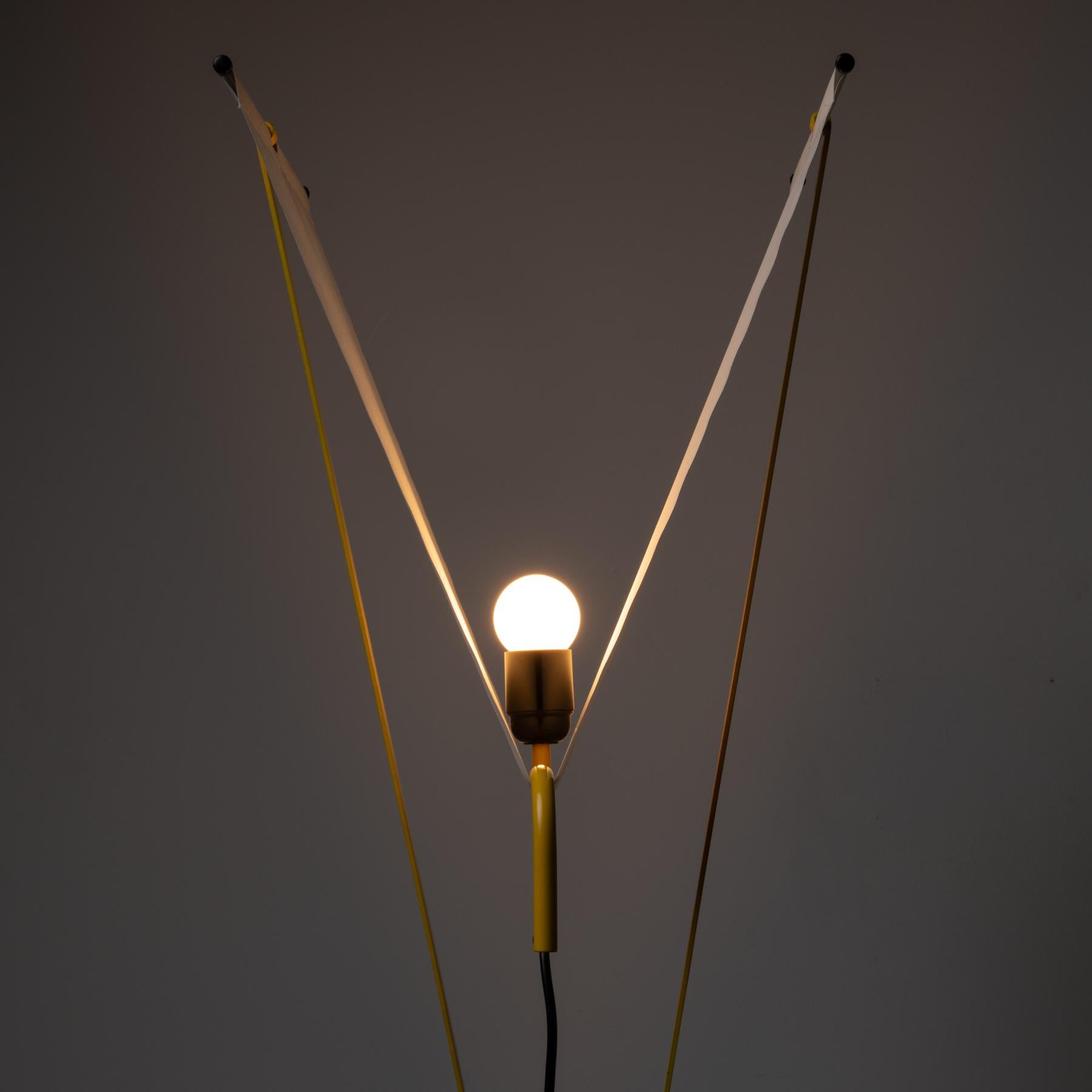 Émaillé Rare lampadaire « Le Falene » de Piero De Martini pour Arteluce en vente