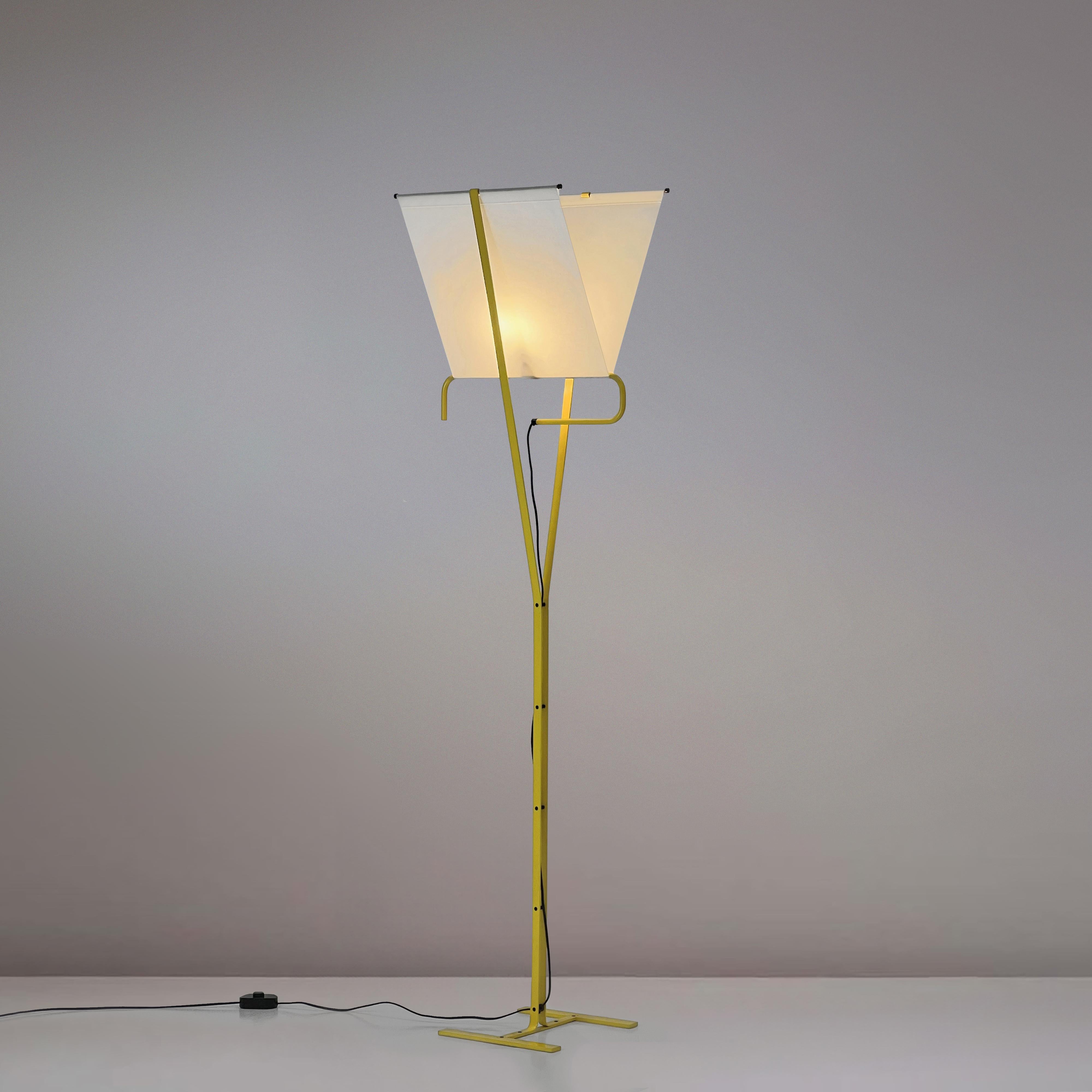 Mid-Century moderno Rara lampada da terra Le Falene, disegnata da Piero De Martini per Arteluce. Italia 1980