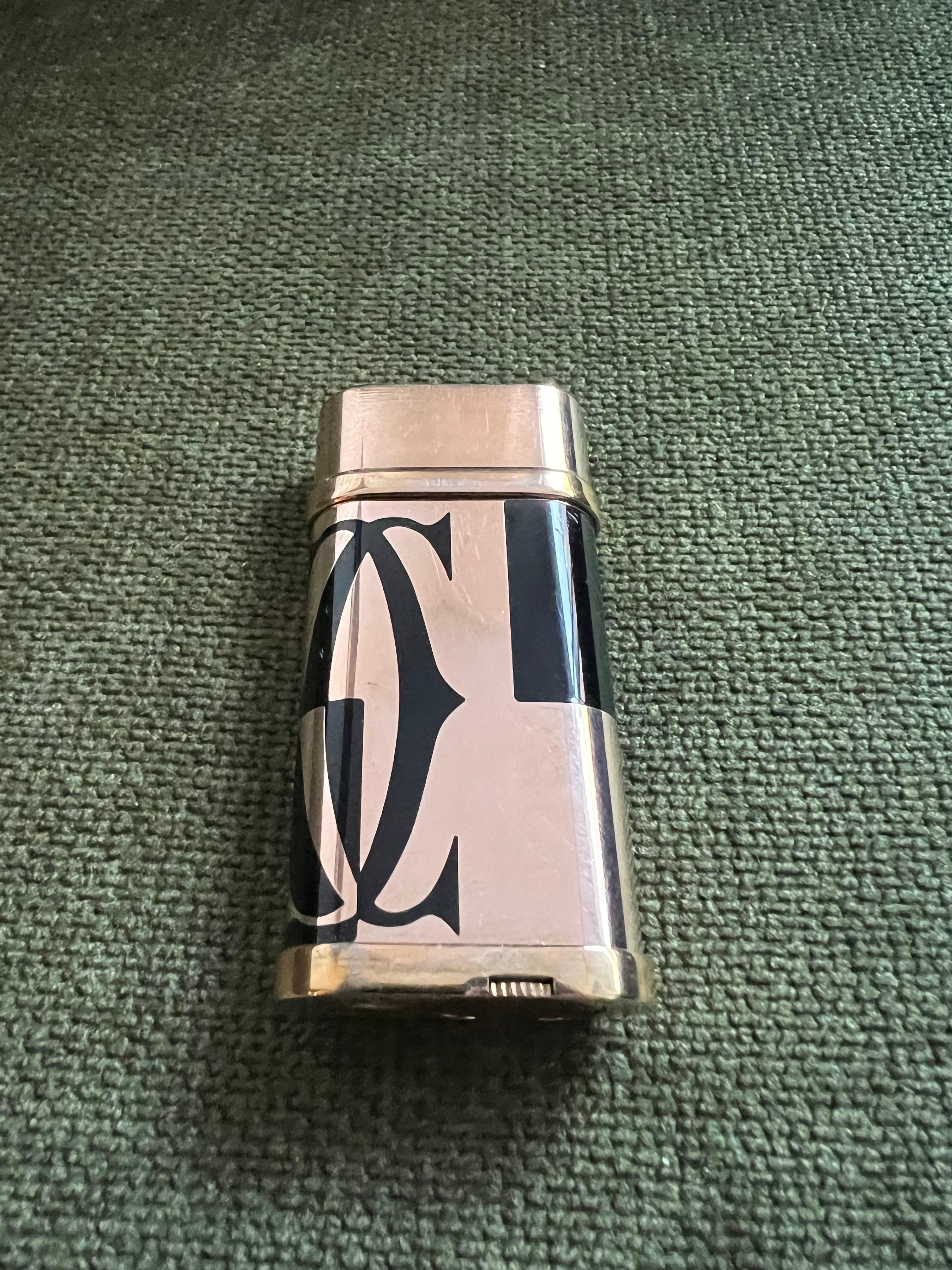 Seltene Le Must the Cartier Paris Logotype 18k Roségold & Schwarzlack Feuerzeug

Seltene 