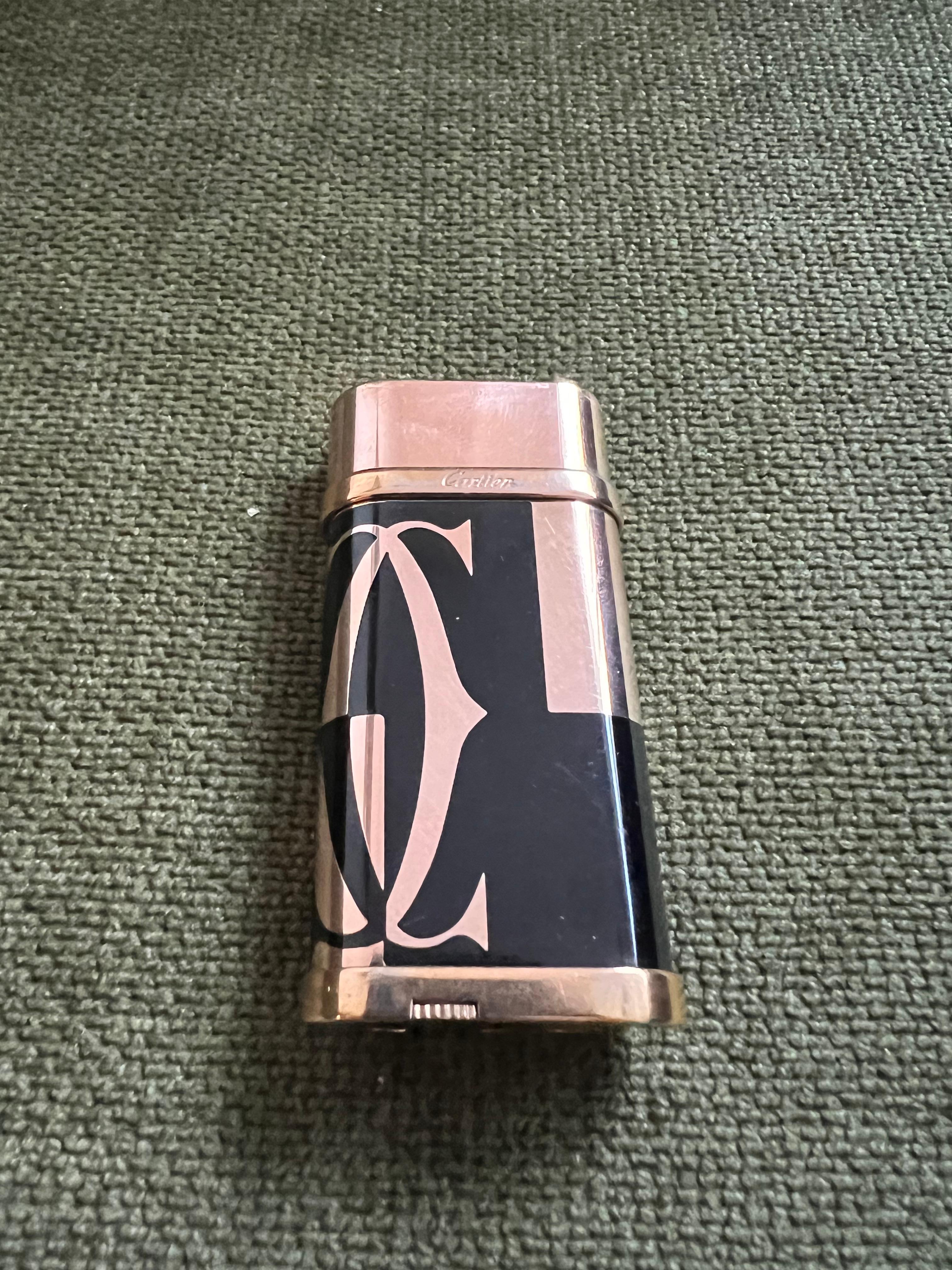 Seltene Le Must the Cartier Paris Logotype 18k Roségold & Schwarzlack Feuerzeug (Retro) im Angebot