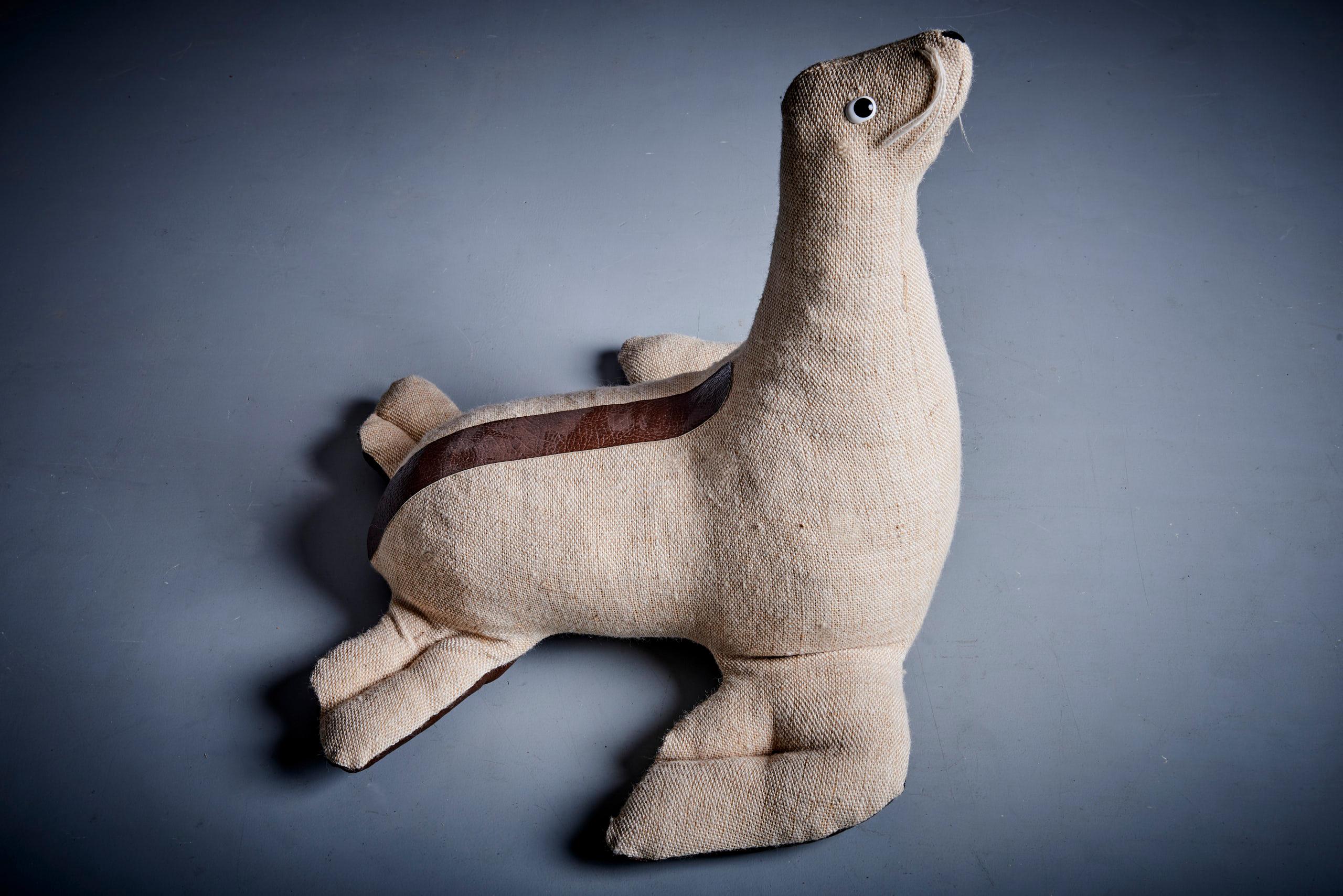 Very rare therapeutic toys Seal in natural jute with colored leather out of the 1970s in excellent collectors condition. The toy is designed by Renate Müller and handmade. The Renate Müller toys are exhibited in the MoMa, New York.

