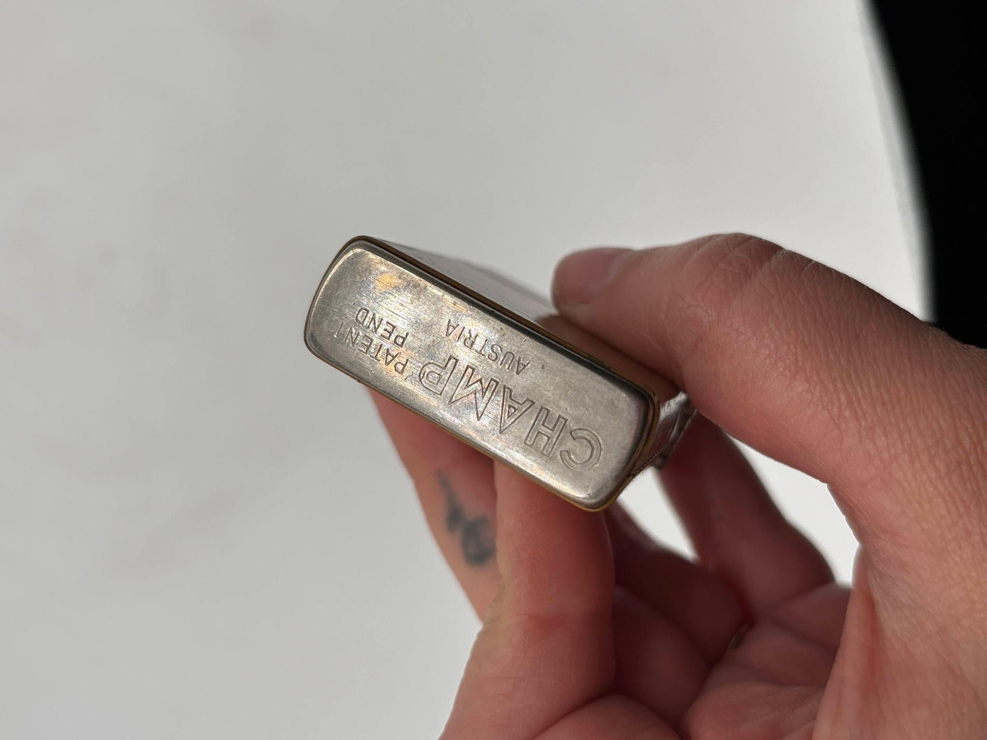 Raro encendedor de bolsillo Art Decó a prueba de viento encuadernado en cuero de Champ Austria mediados del siglo XX en venta