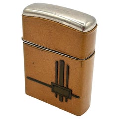 Raro accendino tascabile antivento in pelle rilegato Art Deco di Champ Austria