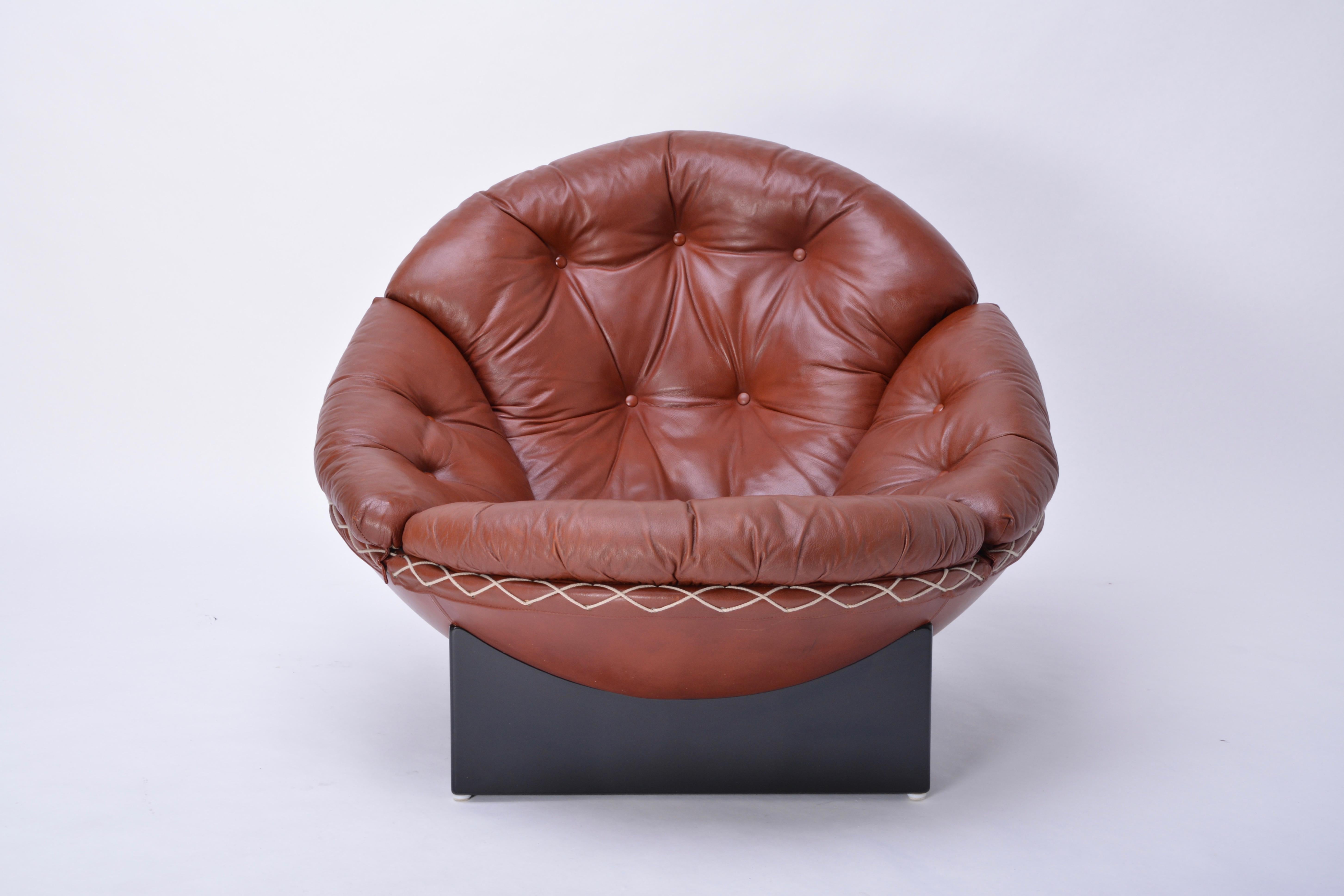 Mid-Century Modern Leather lounge Chair by Illum Wikkelsø for Ryesberg Møbler
This is a rare bowl chair by Illum Wikkelsø for Ryesberg Møbler. The chair is still covered in their original leather, which is in exceptionally good condition because of