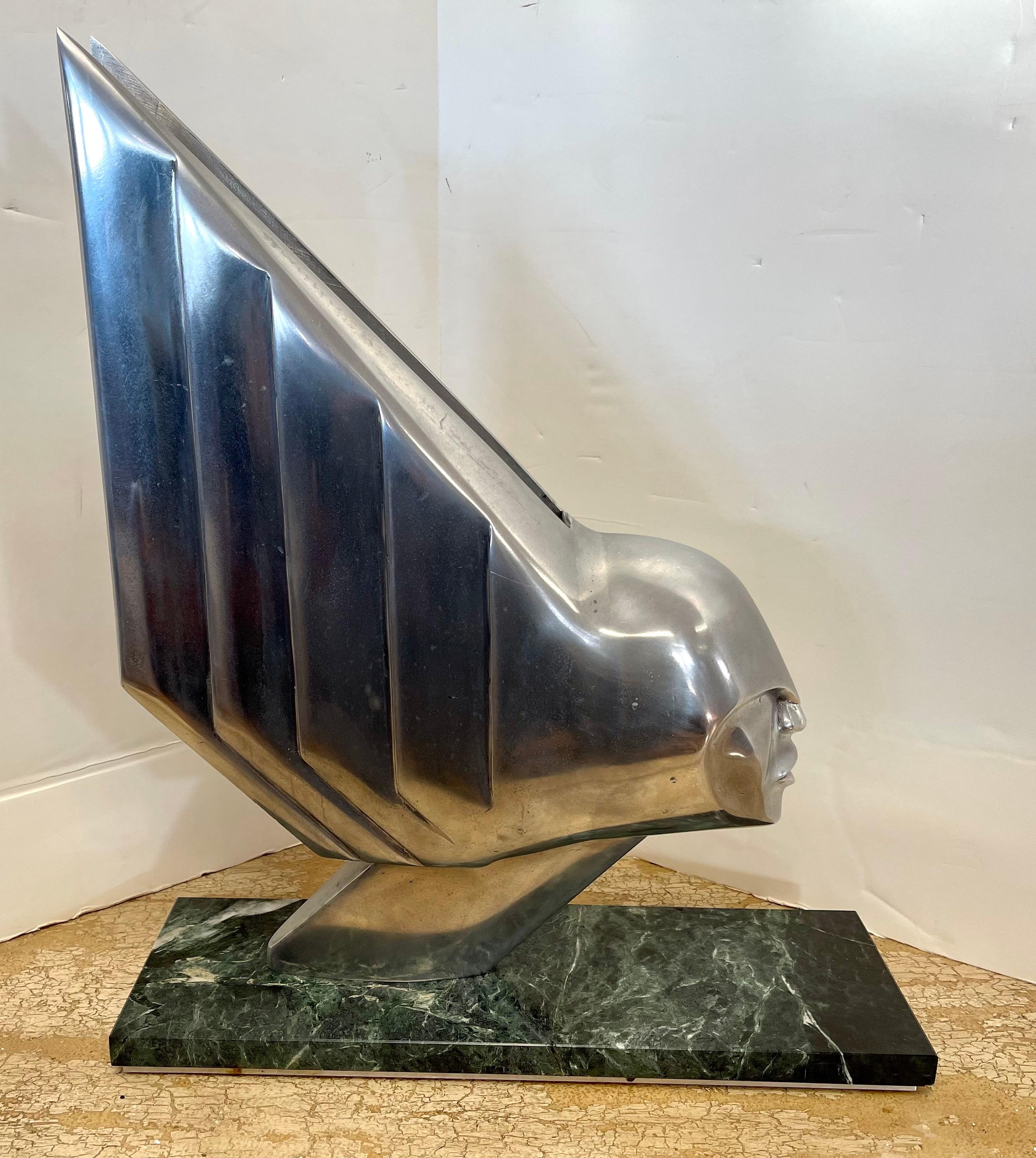 Superbe sculpture en aluminium et granit poli de Lee Duran (1941-2014). Cette œuvre d'art importante faisait partie des sculptures de sirènes de la série Chrome Goddess de Duran. Il n'existe que cinq exemplaires de cette sculpture et cinq autres