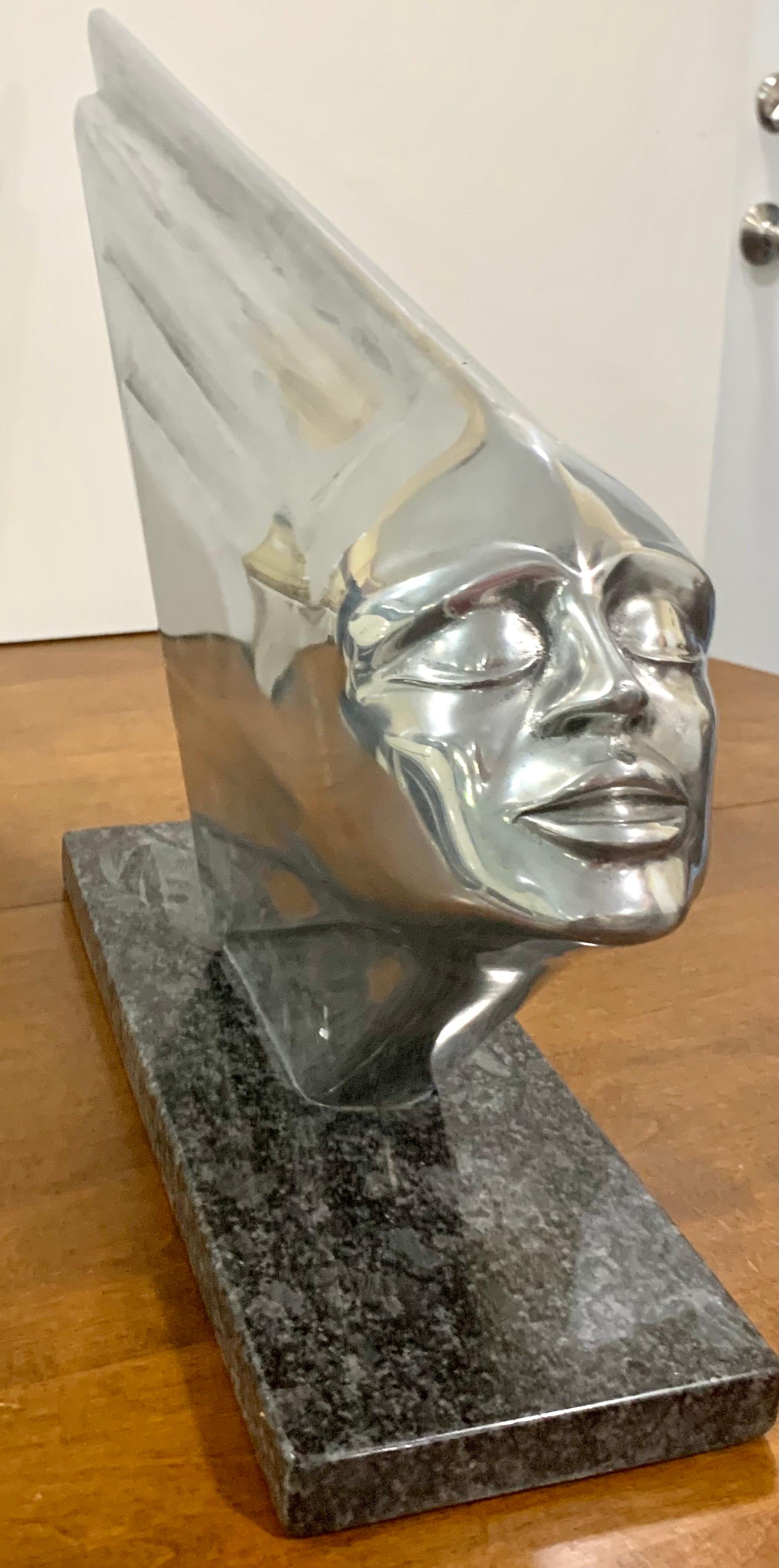 Superbe sculpture en aluminium et granit poli de Lee Duran (1941-2014). Cette œuvre d'art importante faisait partie des sculptures de sirènes de la série Chrome Goddess de Duran. Il n'existe que cinq exemplaires de cette sculpture et cinq autres