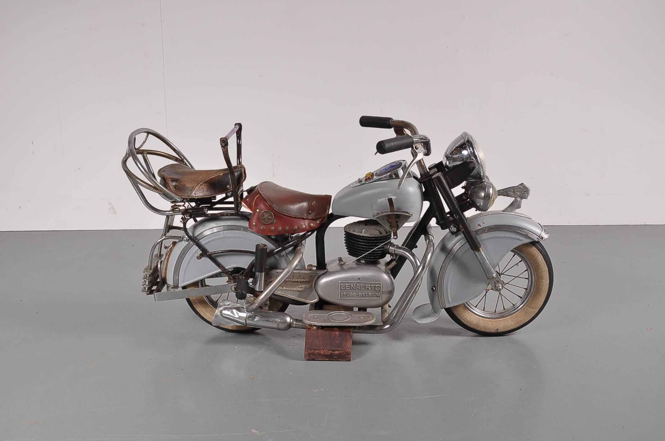 Ein sehr seltenes Karussell-Motorrad, hergestellt von Lenaerts, ca. 1950.

Dieses auffällige Modell befindet sich in schönem Originalzustand. Es ist aus hochwertigem Metall in einer schönen grauen Farbe, mit einem braunen Ledersitz und einem roten