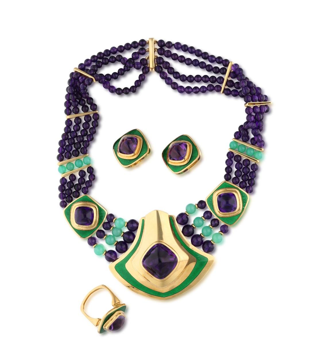 DE VROOMEN: HARMONY IN COLOUR AND FORM - Extraordinary Collectors Piece : Phenomenal jewelry Parure composed of buff-top Amethysts, Chrysoprase beads, Enamel and 18k Yellow Gold.
Started in 1967 by Leo and Ginnie de Vroomen the company is known for