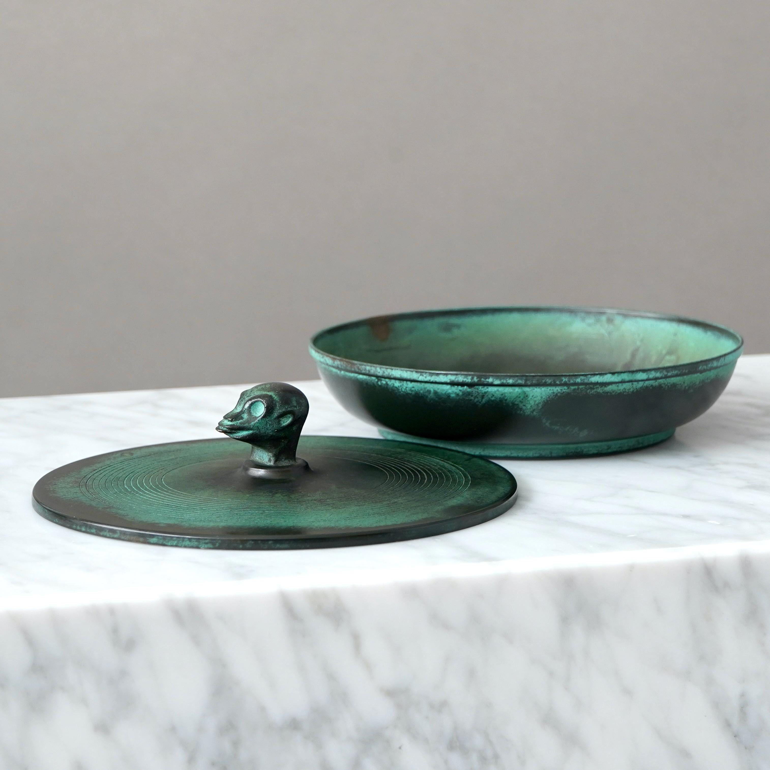 A rare lidded bronze box with a monkey's head as the knob on the lid.
Designed by Nils Fougstedt in 1930s for FAK (Fabriksaktiebolaget Kronsilver), Stockholm, Sweden. Art Deco / Swedish Grace.

Excellent condition with amazing patina. Only a few