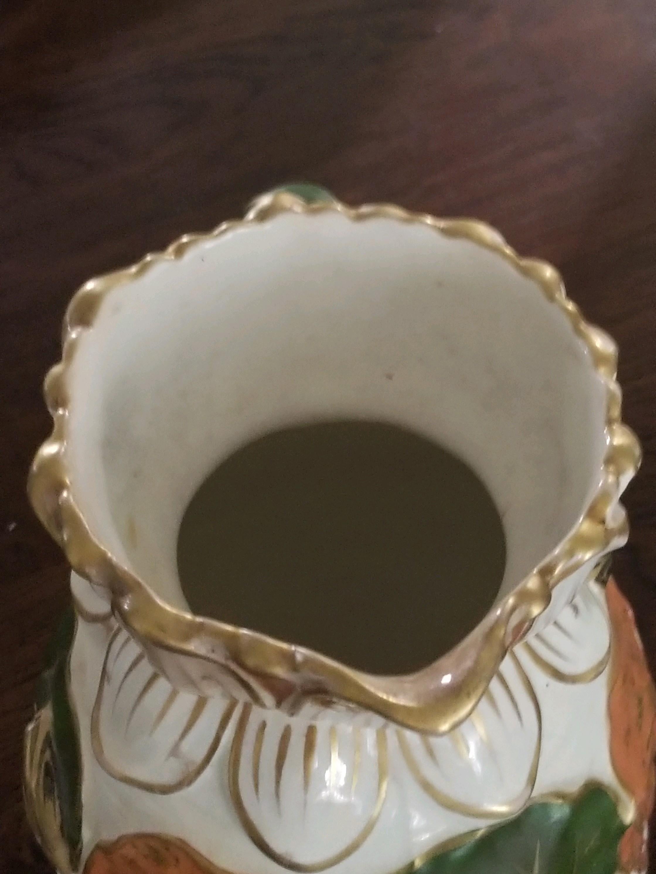 Non posso dire di sapere chi ha realizzato questa bellissima e rara brocca a ninfea. Si tratta di una notevole brocca con boccioli e petali in rilievo, sfaldature sui fiori della ninfea, manico a stelo ritorto, dimensioni: 6,5 x 5 D più/meno -