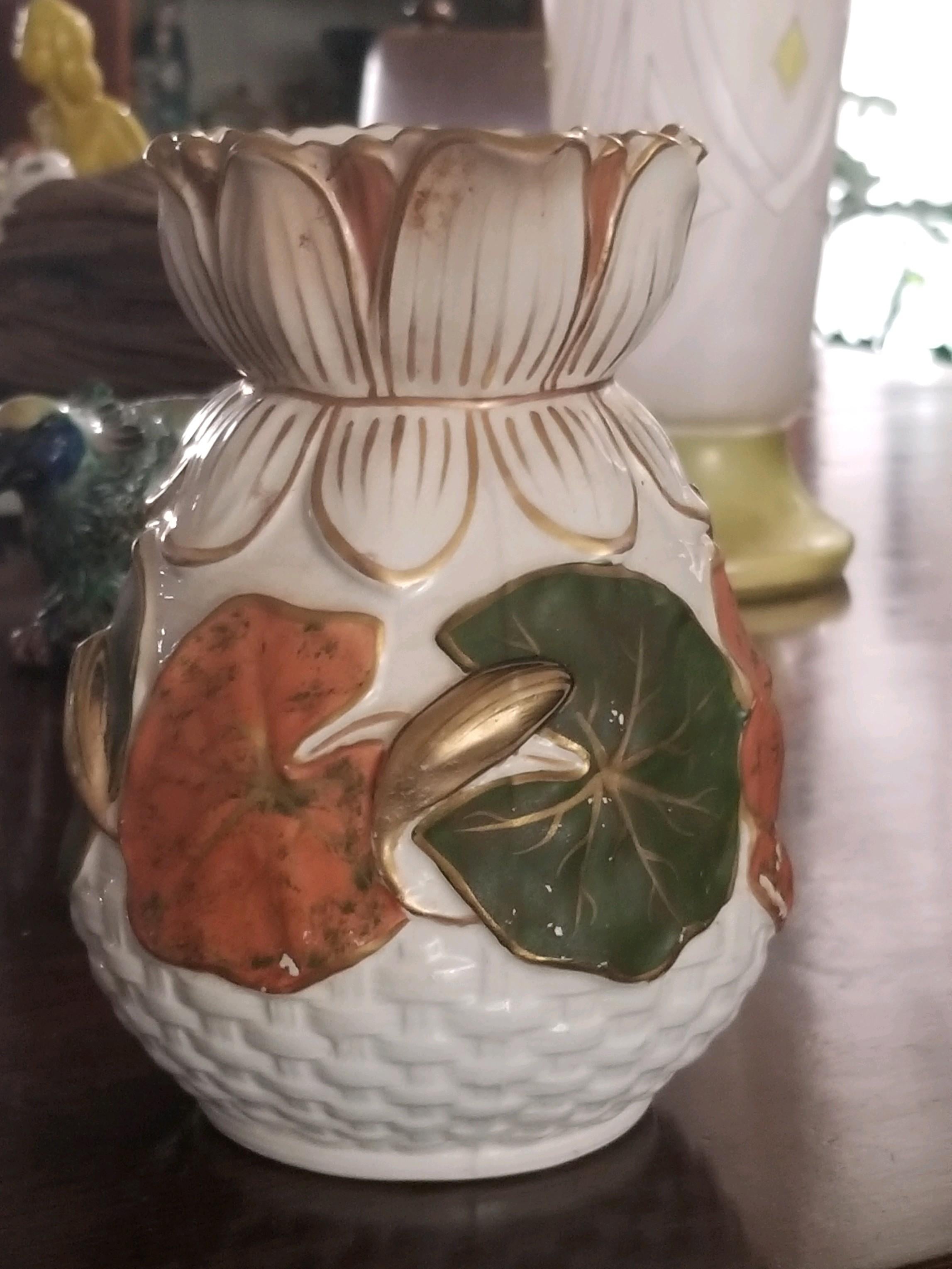 Terracotta Rara brocca a forma di ninfea in vendita