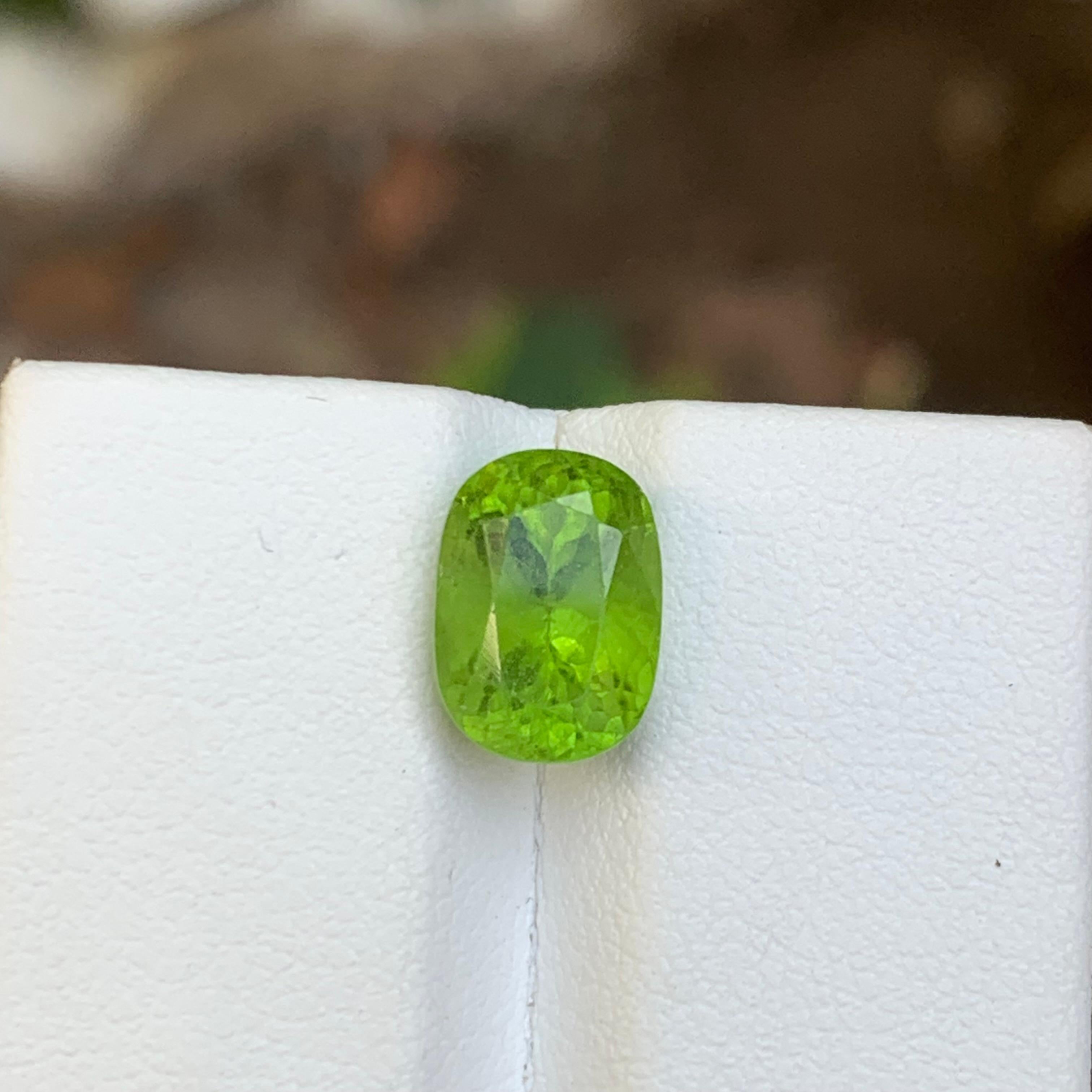 Rare Lime Green Natural Peridot Gemstone, 3.85 Ct Cushion Cut for Ring Jewelry In New Condition In Peshawar, PK