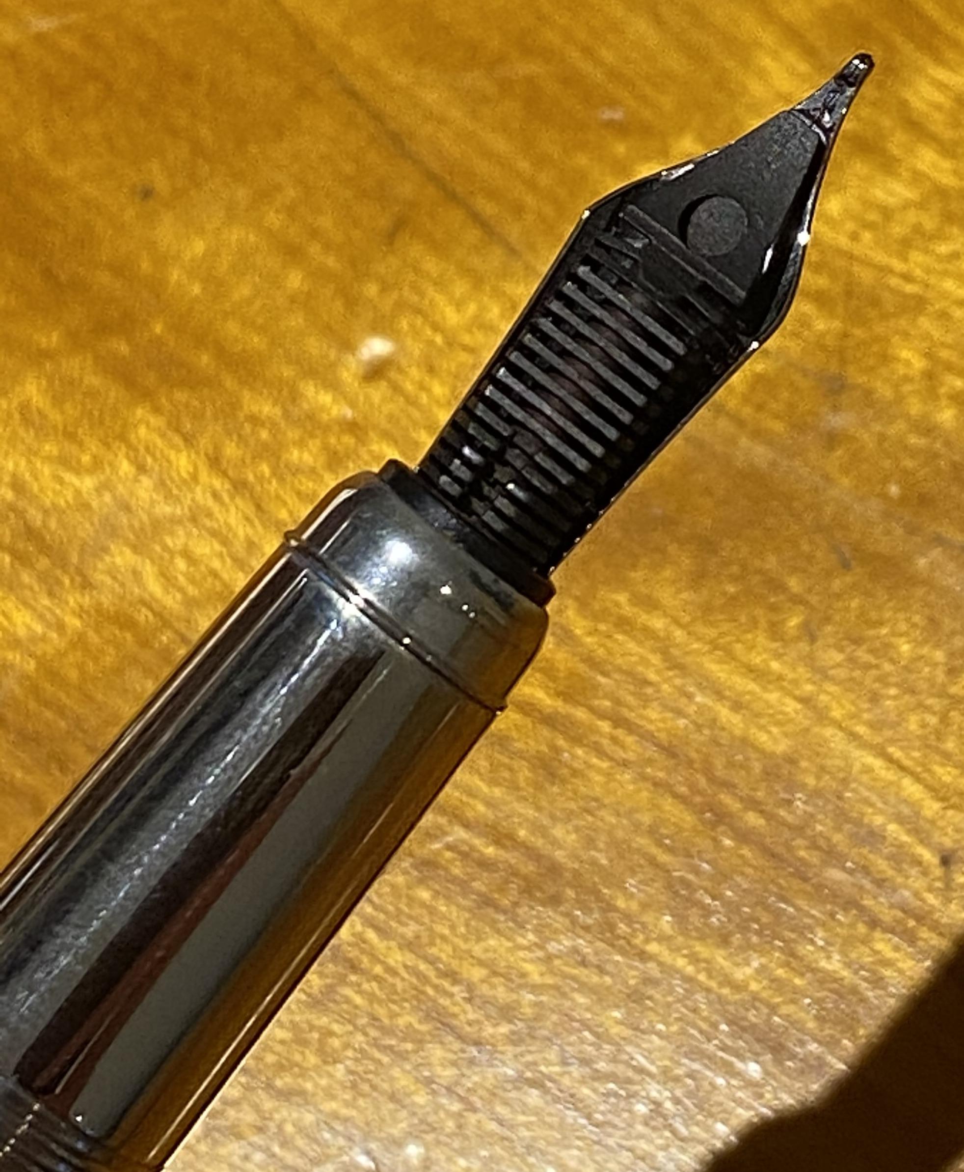 Rare Limited Edition 18-Karat Gold Cartier Crocodile Black Leather Fountain Pen 8