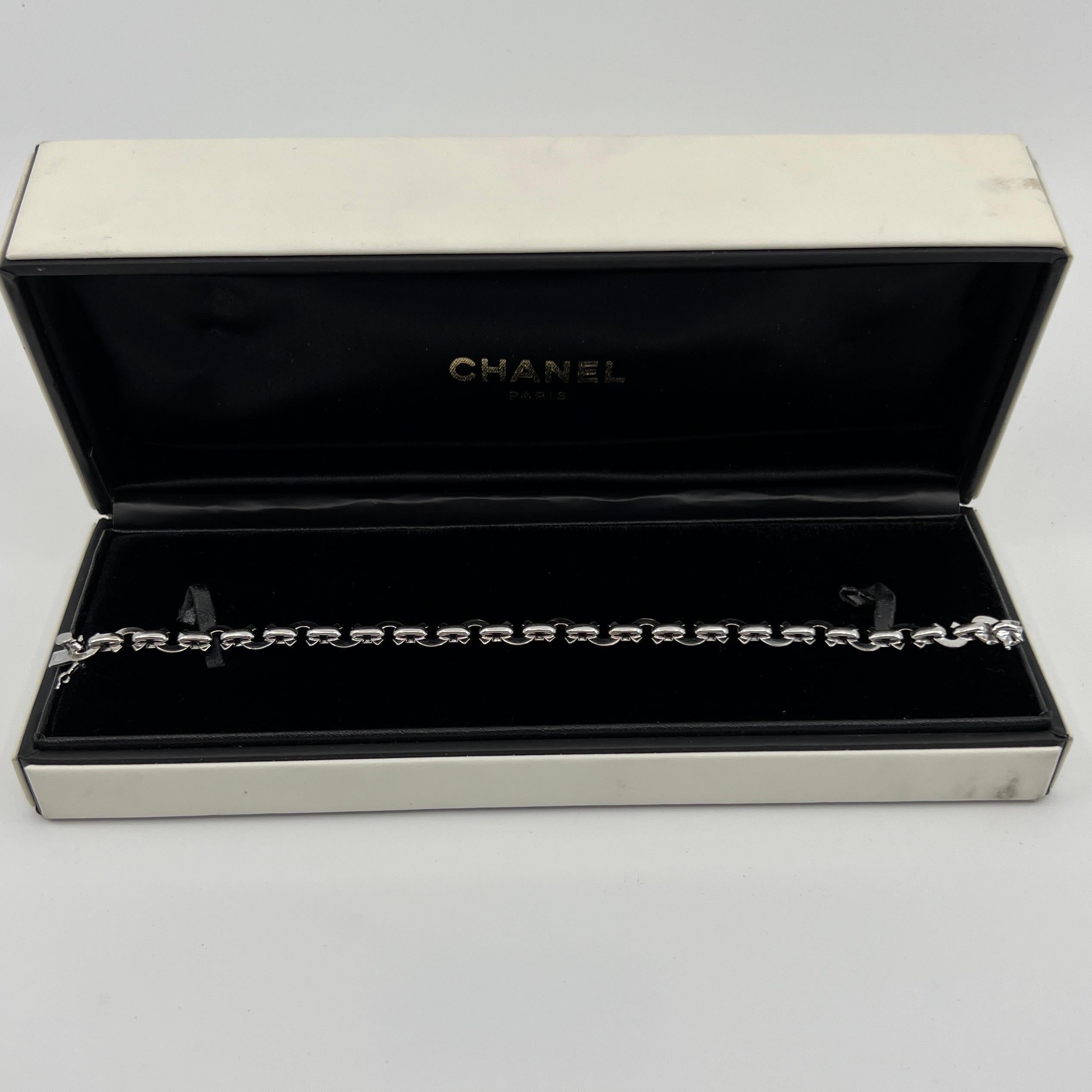 Seltenes Chanel C Link Charm 18k Weißgold Armband in limitierter Auflage 20cm mit Schachtel im Zustand „Gut“ im Angebot in Birmingham, GB