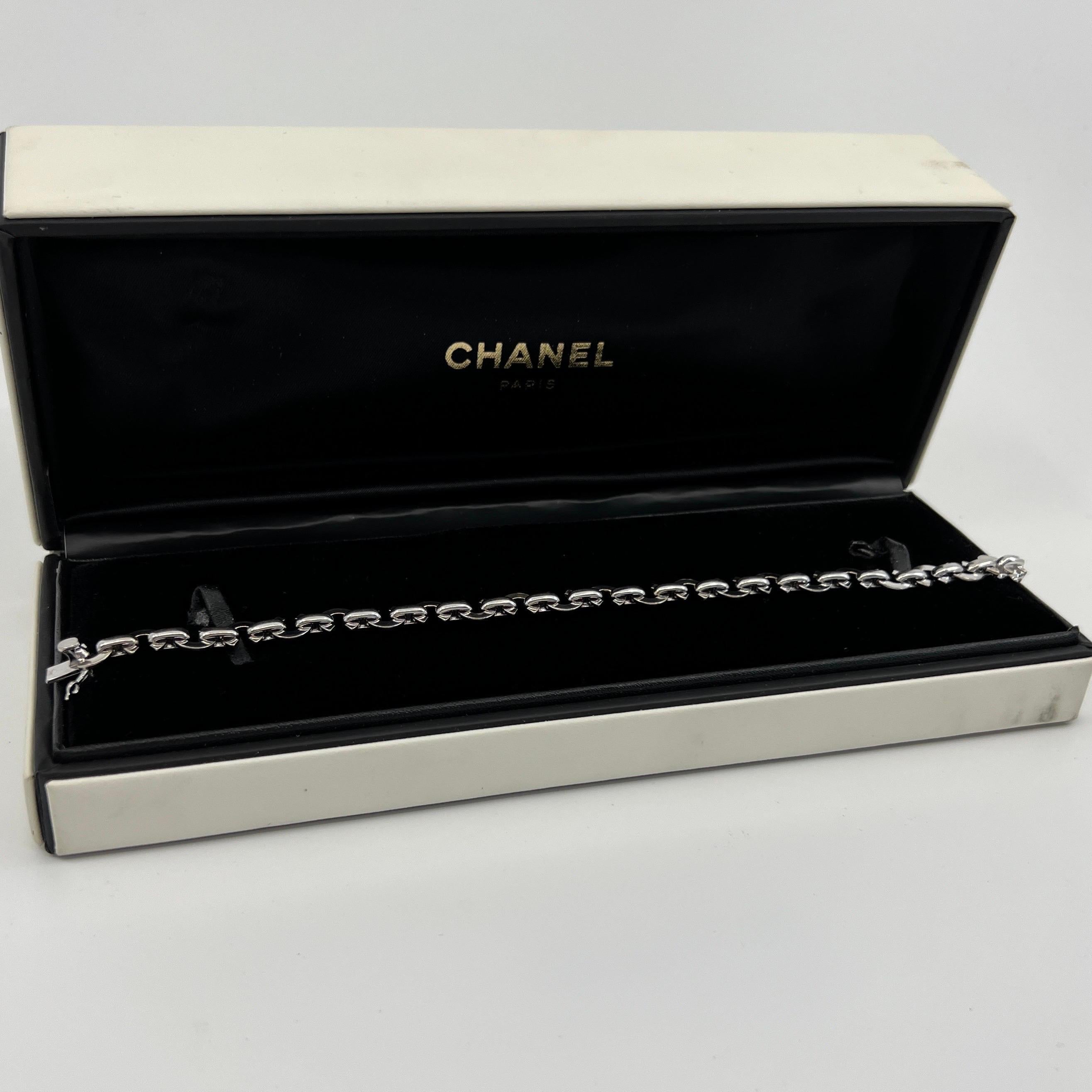 Seltenes Chanel C Link Charm 18k Weißgold Armband in limitierter Auflage 20cm mit Schachtel für Damen oder Herren im Angebot