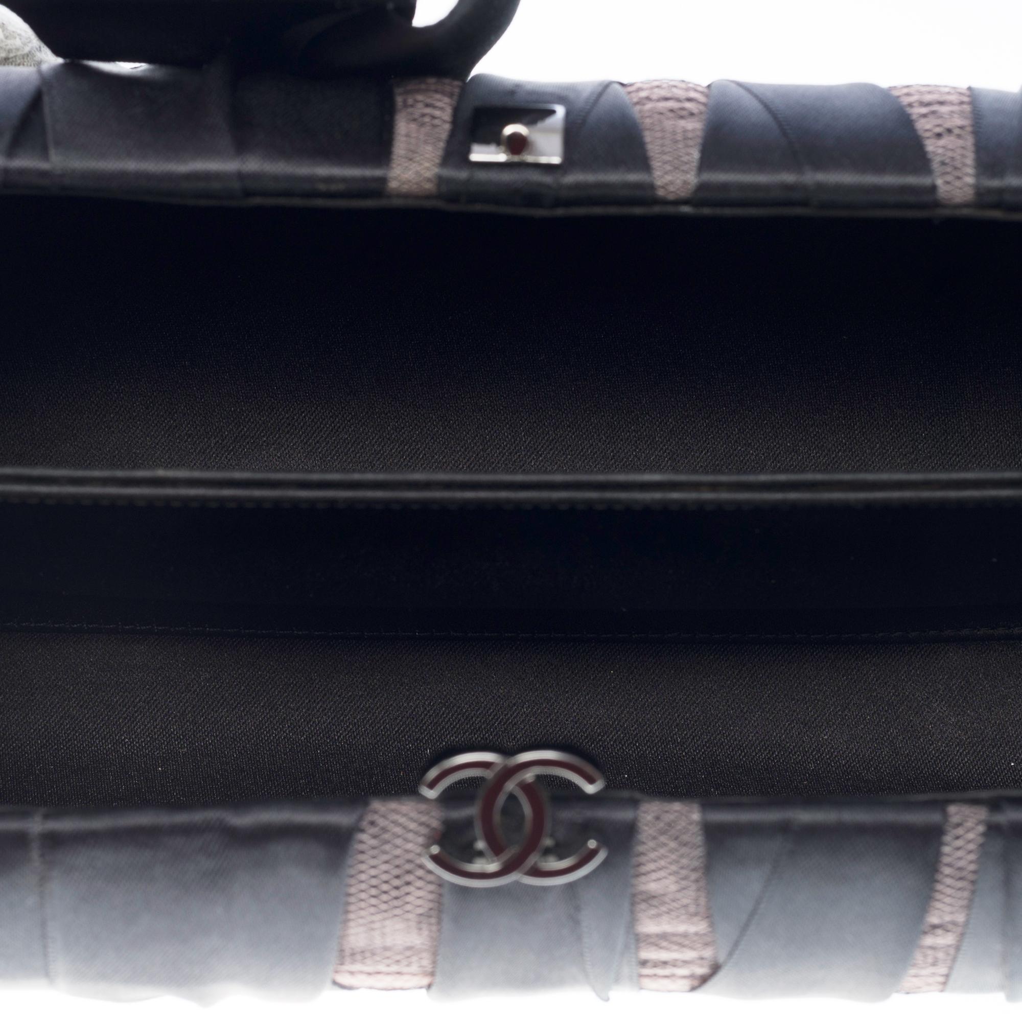 Rare édition limitée du sac à bandoulière Chanel Minaudière en satin de soie noir, BSHW en vente 7