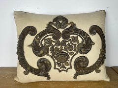 Rare oreiller en lin avec application métallique du 18e siècle