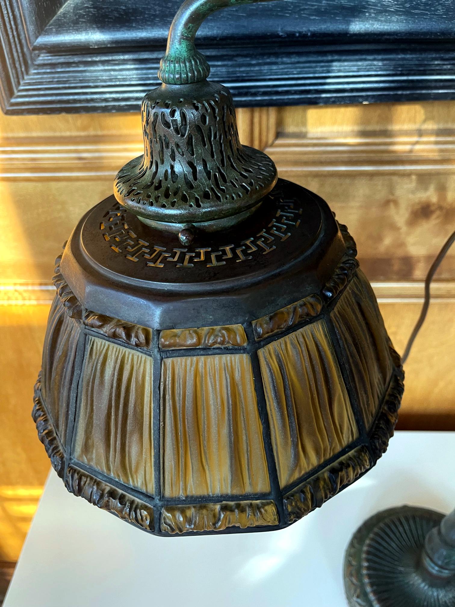 Seltene Linenfold Double Student-Tischlampe von Tiffany Studio (20. Jahrhundert) im Angebot